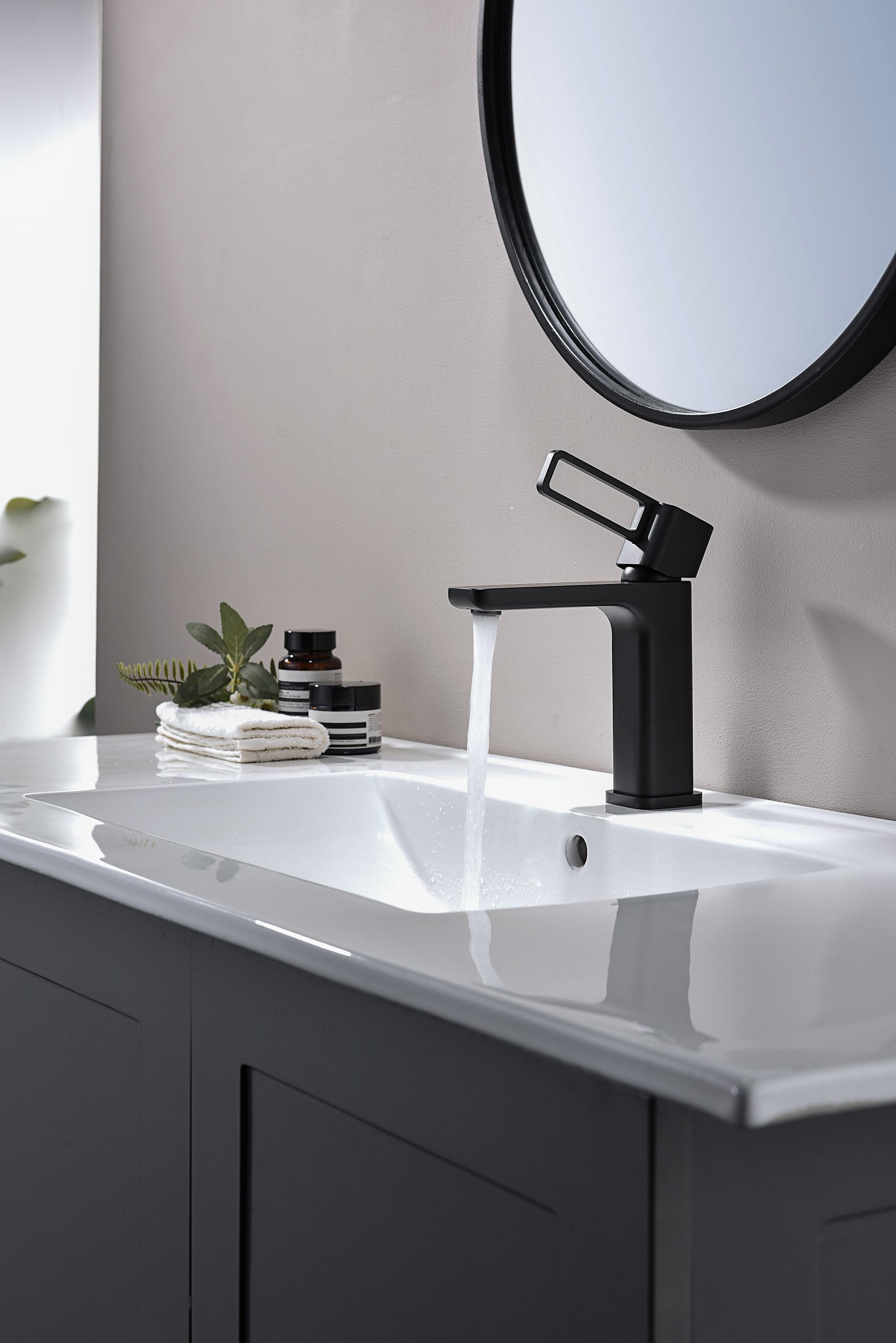 12111-C Смеситель од. для раковины (ЧЕРНЫЙ) GANZER (10/1шт)