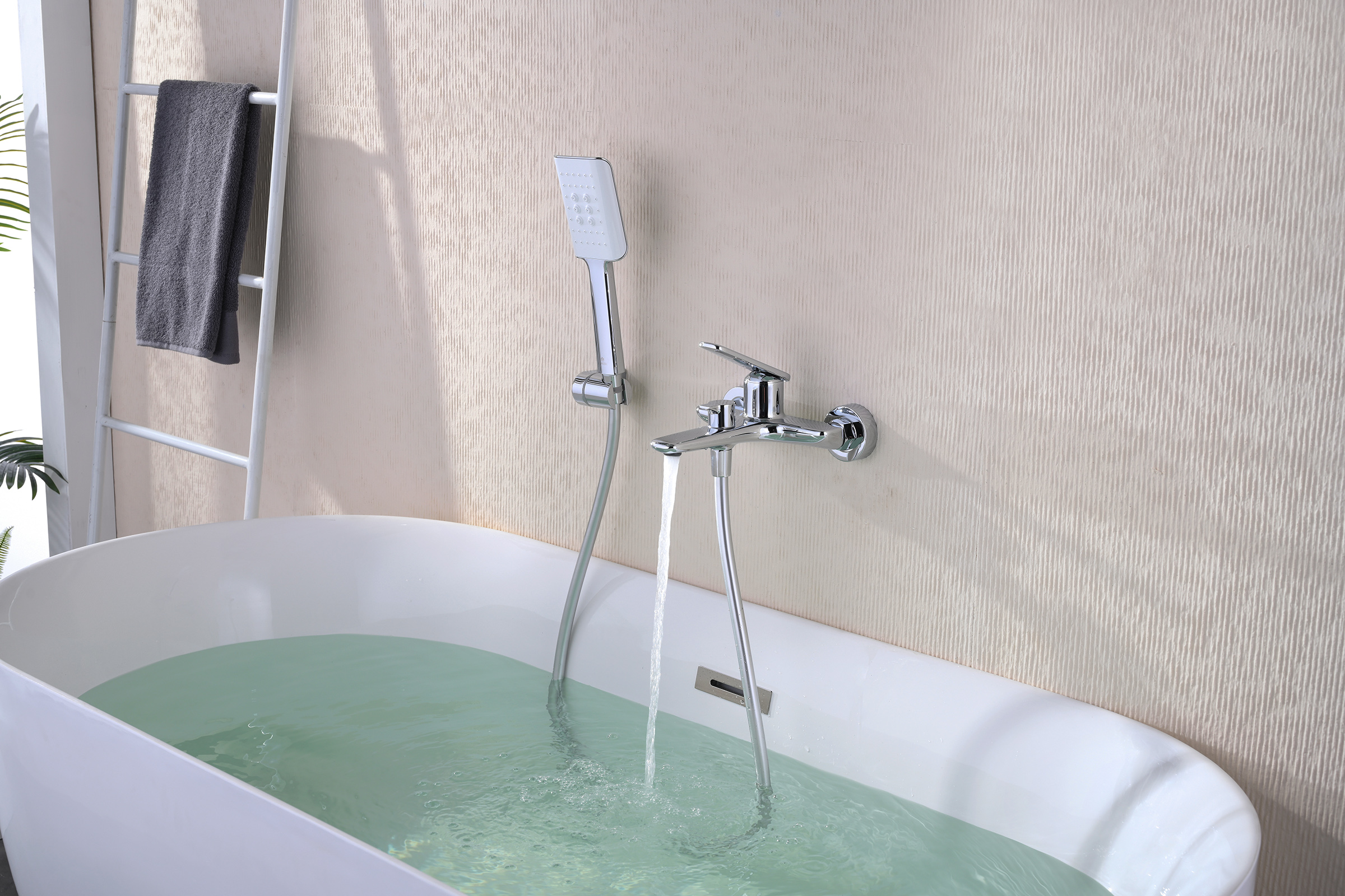 02131 Смеситель од. для ванны кор. (ХРОМ)  GANZER  (8/1шт)