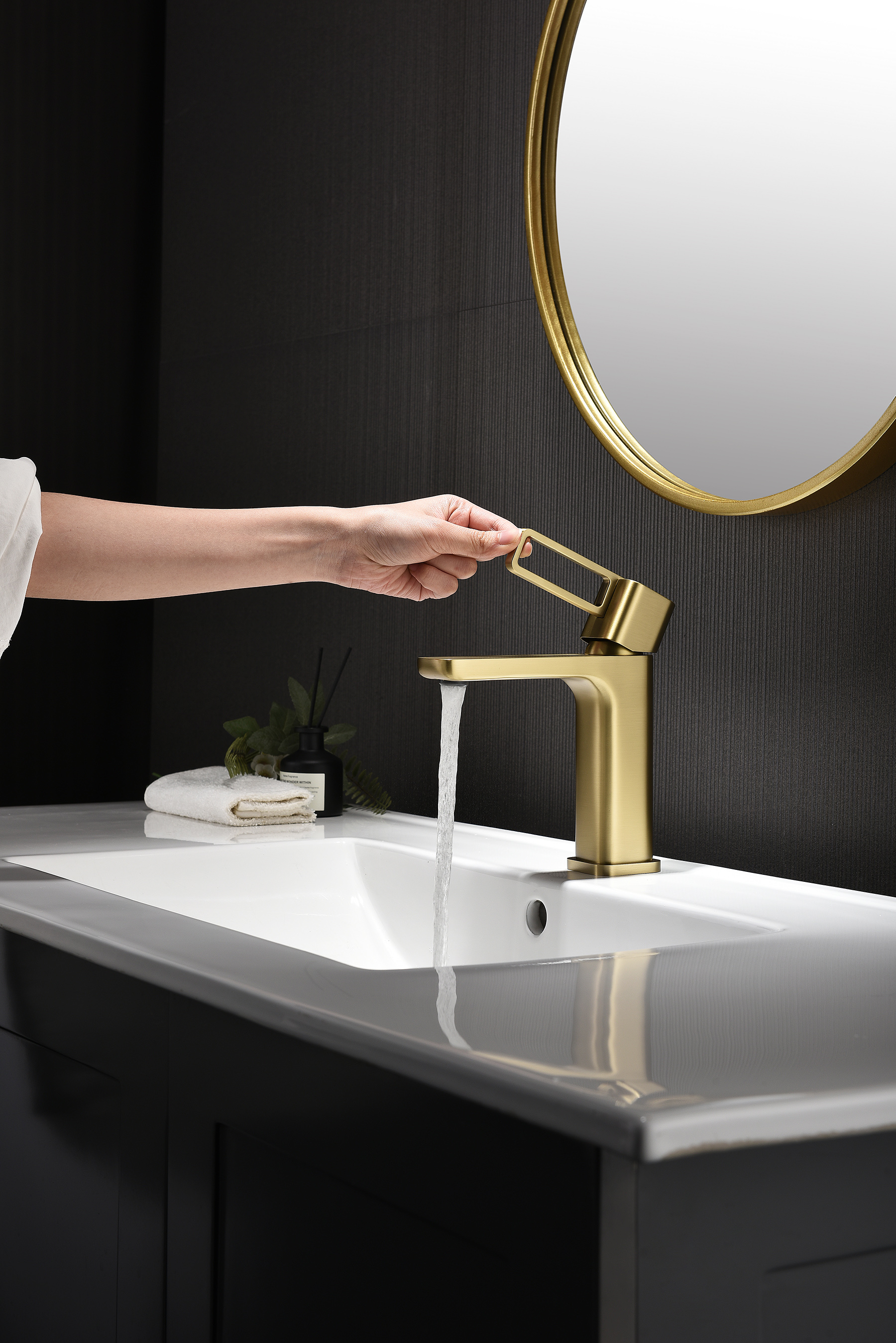 12111-S Смеситель од. для раковины (Мат. Золото) GANZER (10/1шт)