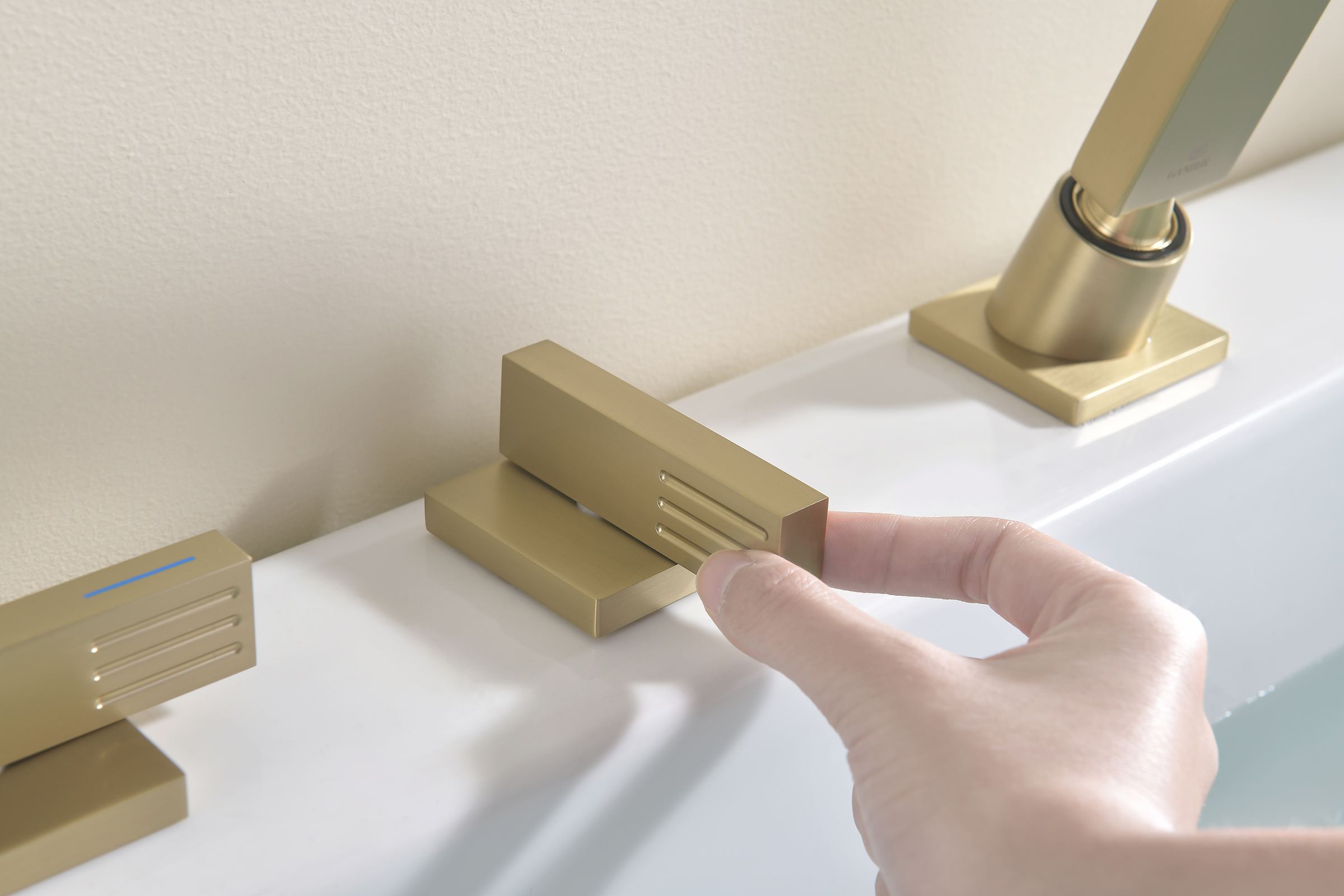 01133-S Смеситель на борт ванны (5-отв,Мат. Золото)  GANZER (10/1шт)