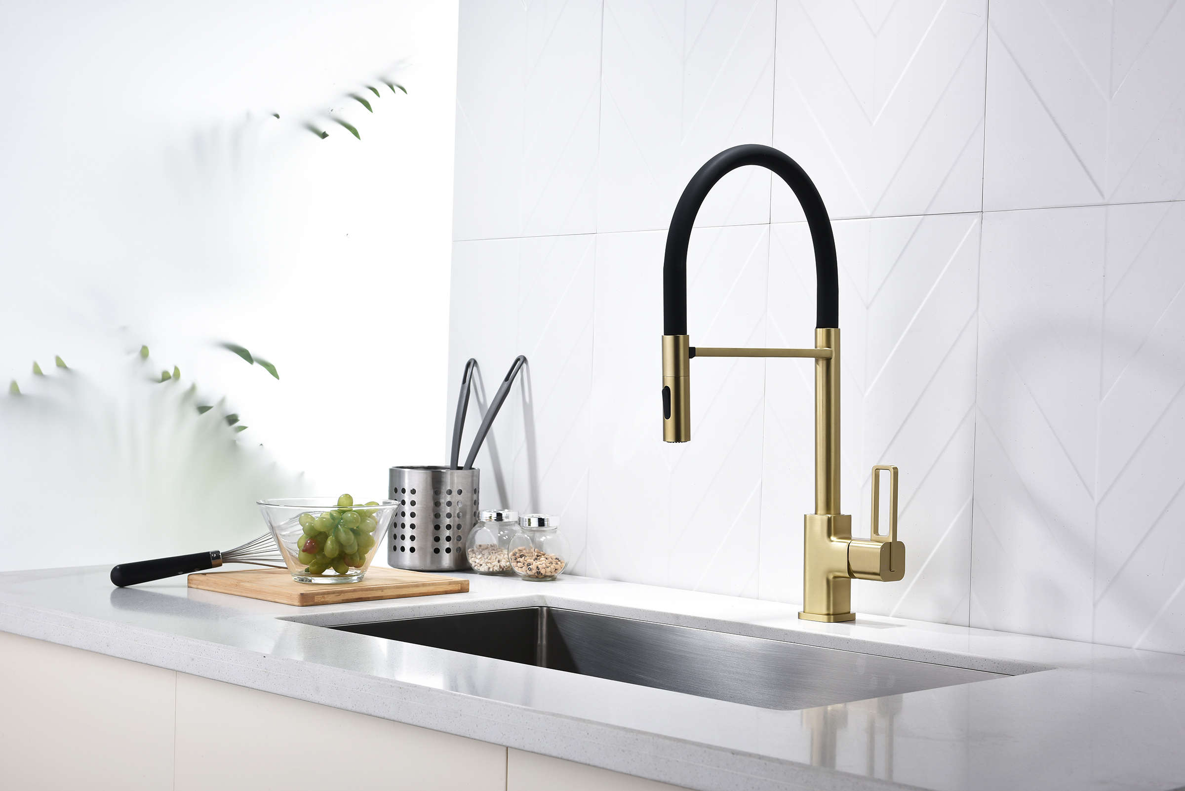 12127-SC Смеситель для кухни с гиб. МАГНИТ. изливом (Мат. Золото+ЧЕР.) GANZER (10/1шт)