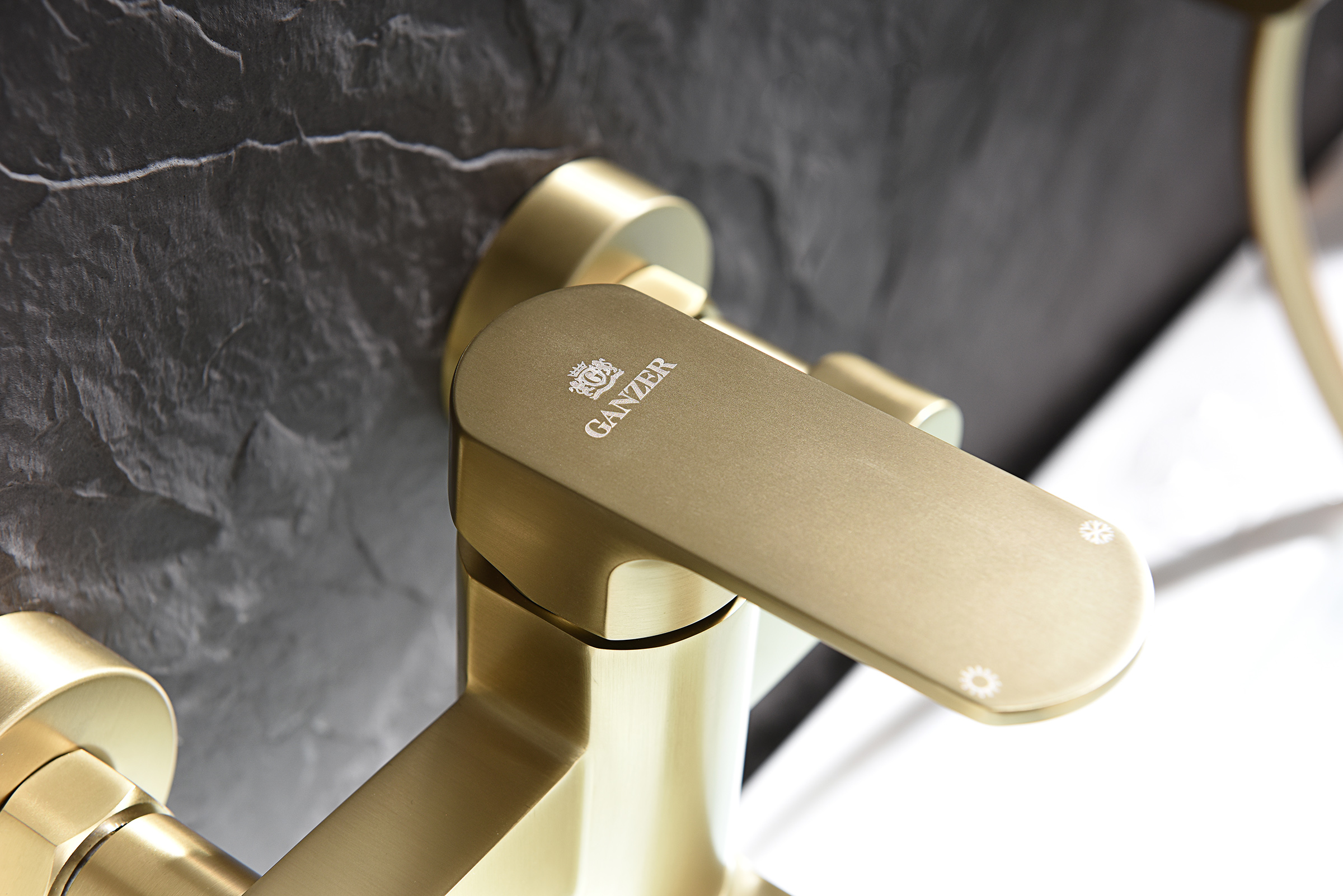 06132-S Смеситель од. для ванны кор. (Мат. Золото)  GANZER  (8/1шт)