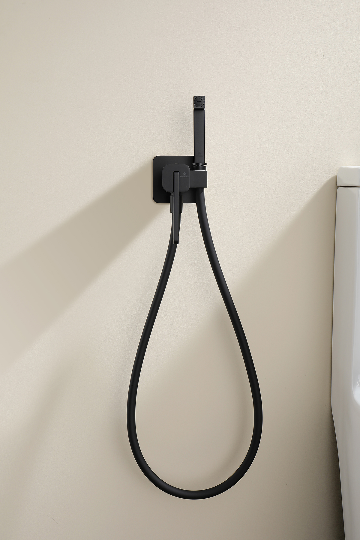 12157-C Смеситель встраиваемый с ГИГ. душем (ЧЕРНЫЙ) GANZER (10/1шт)