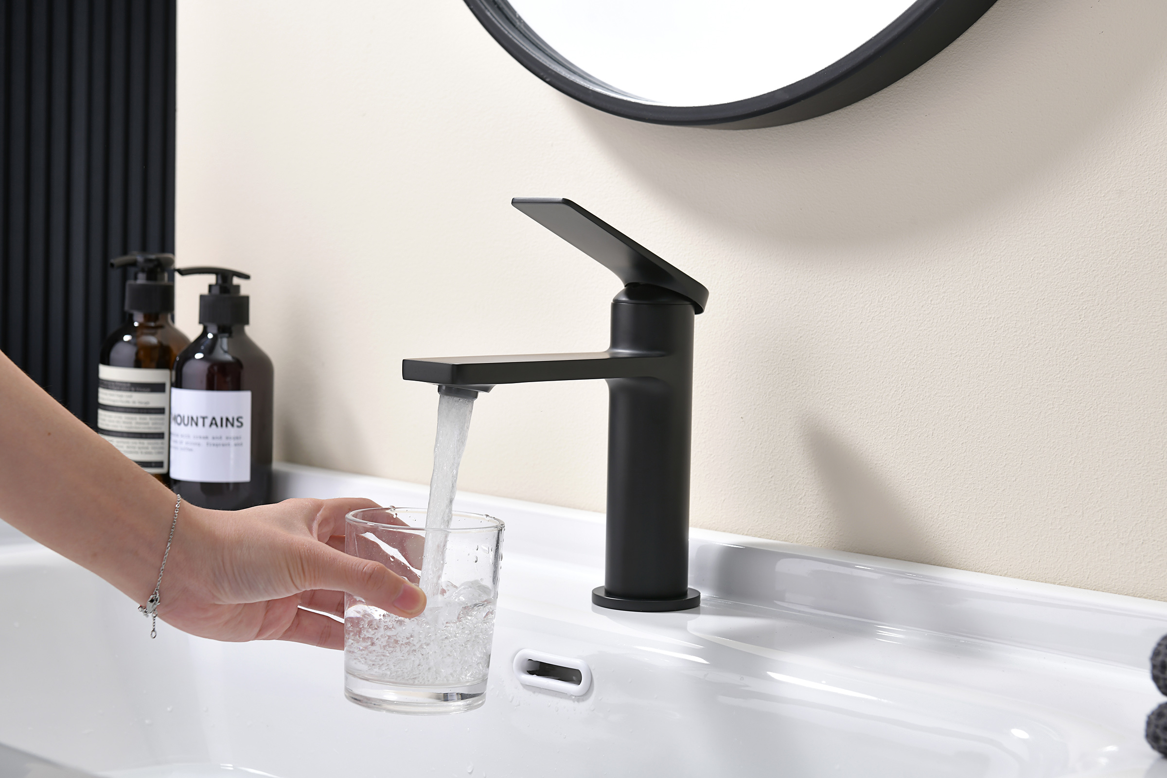 07111-C Смеситель од. для раковины (ЧЕРНЫЙ) GANZER (10/1шт)