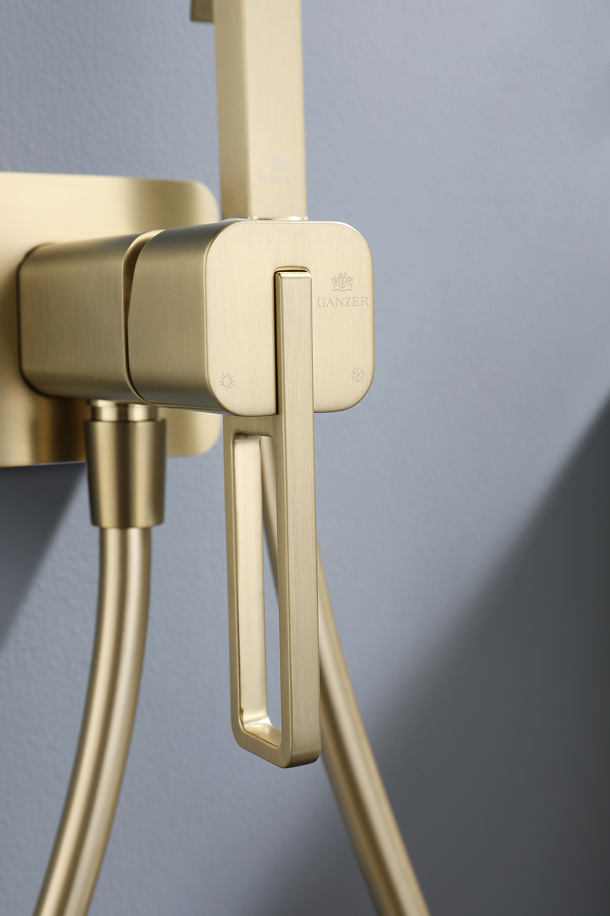 12157-S Смеситель встраиваемый с ГИГ. душем (Мат. Золото) GANZER (10/1шт)