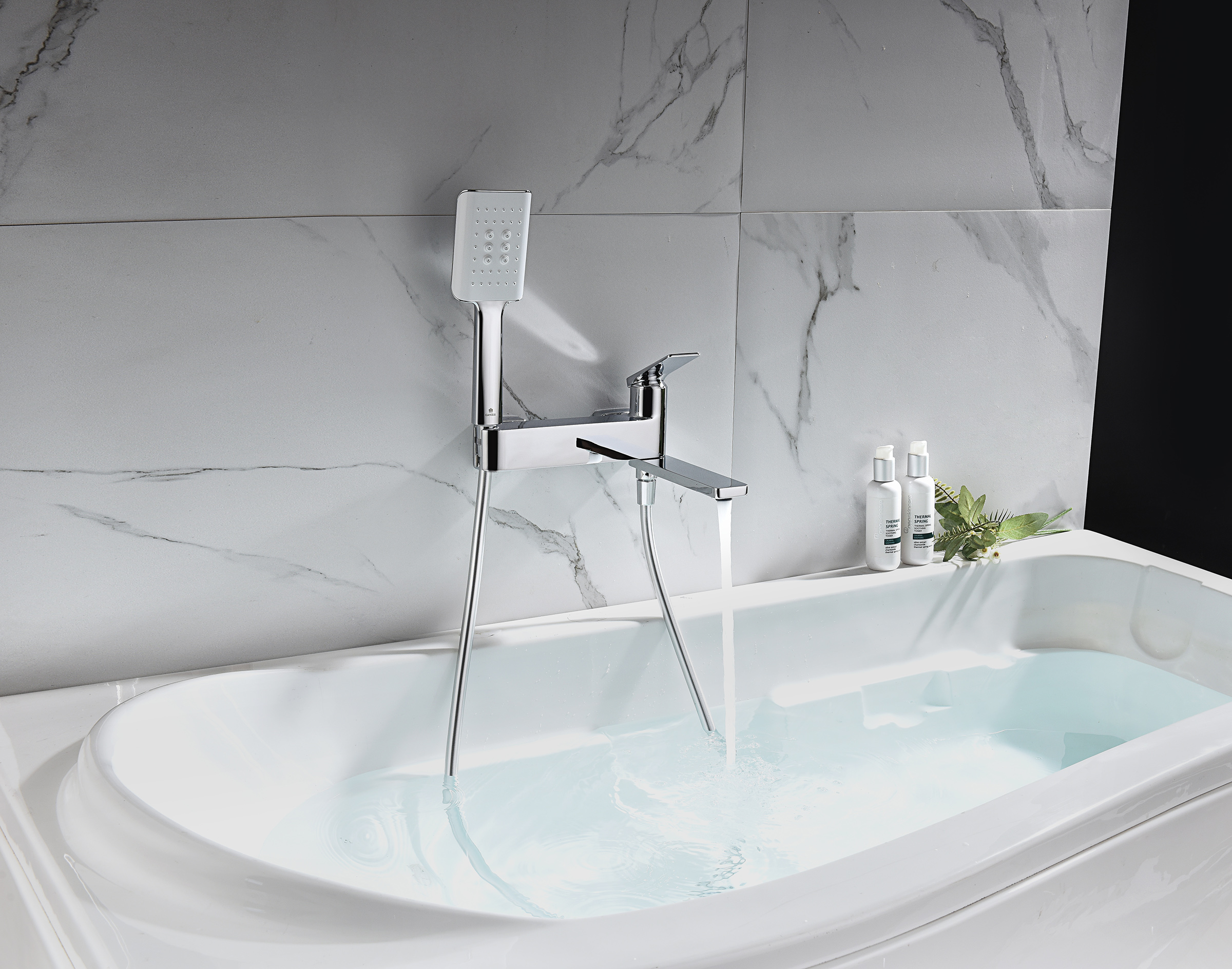 07132 Смеситель од. для ванны кор. (ХРОМ)  GANZER  (8/1шт)