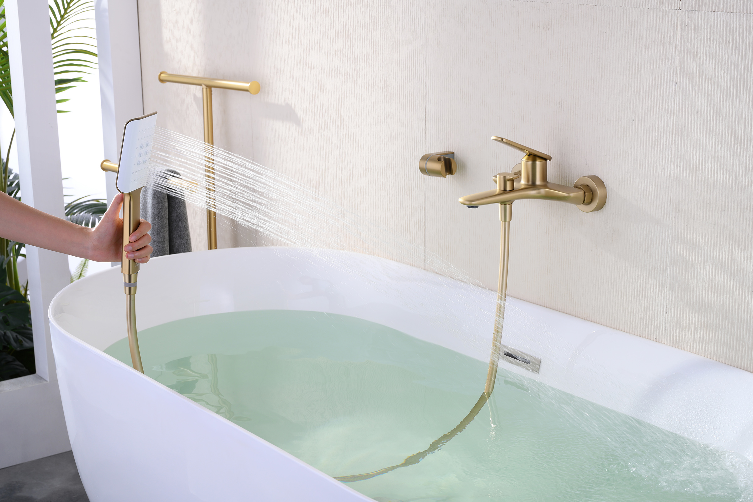 02131-S Смеситель од. для ванны кор. (Мат. Золото)  GANZER  (8/1шт)