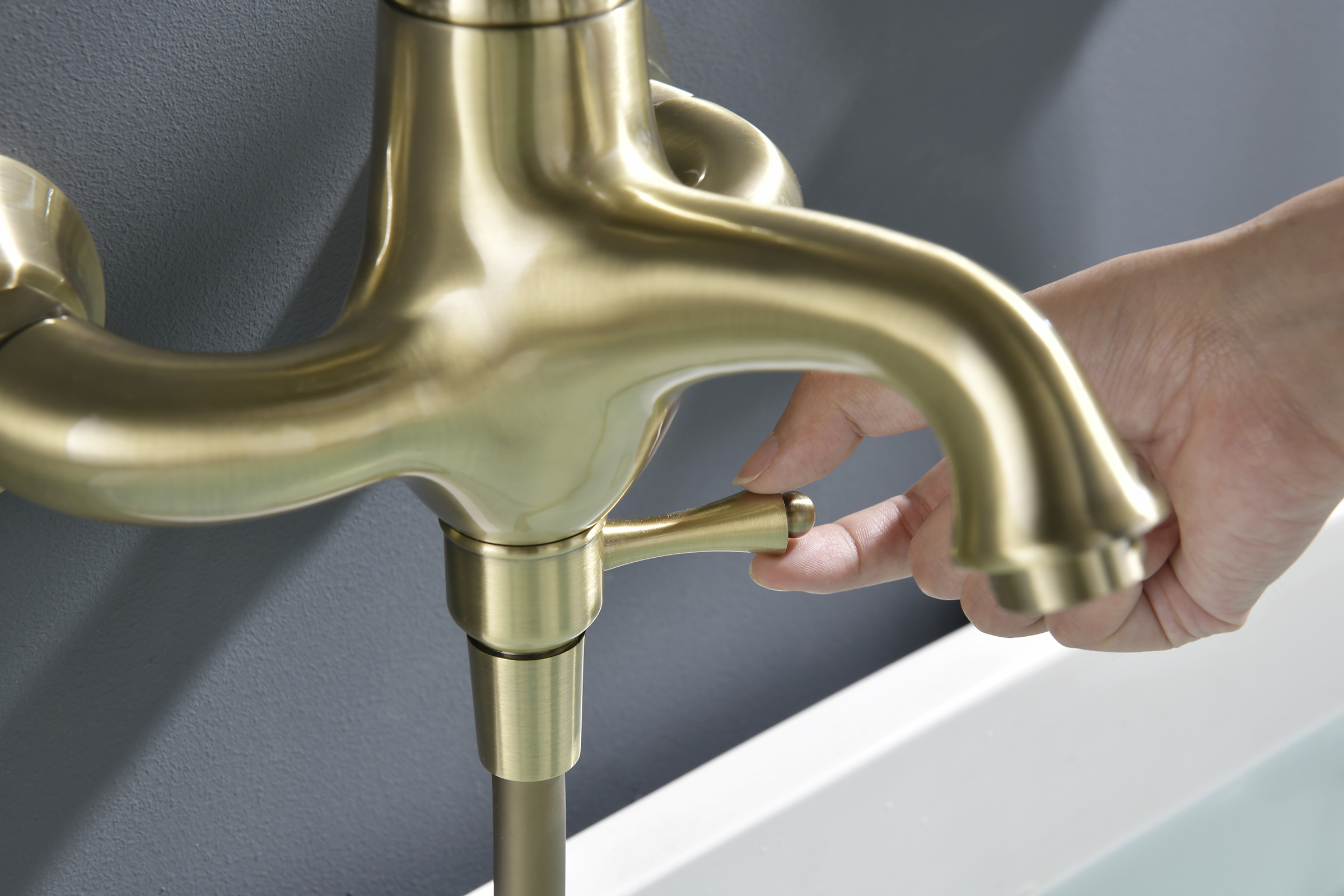 77131-D Смеситель од. для ванны кор. (БРОНЗА)  GANZER  (8/1шт)