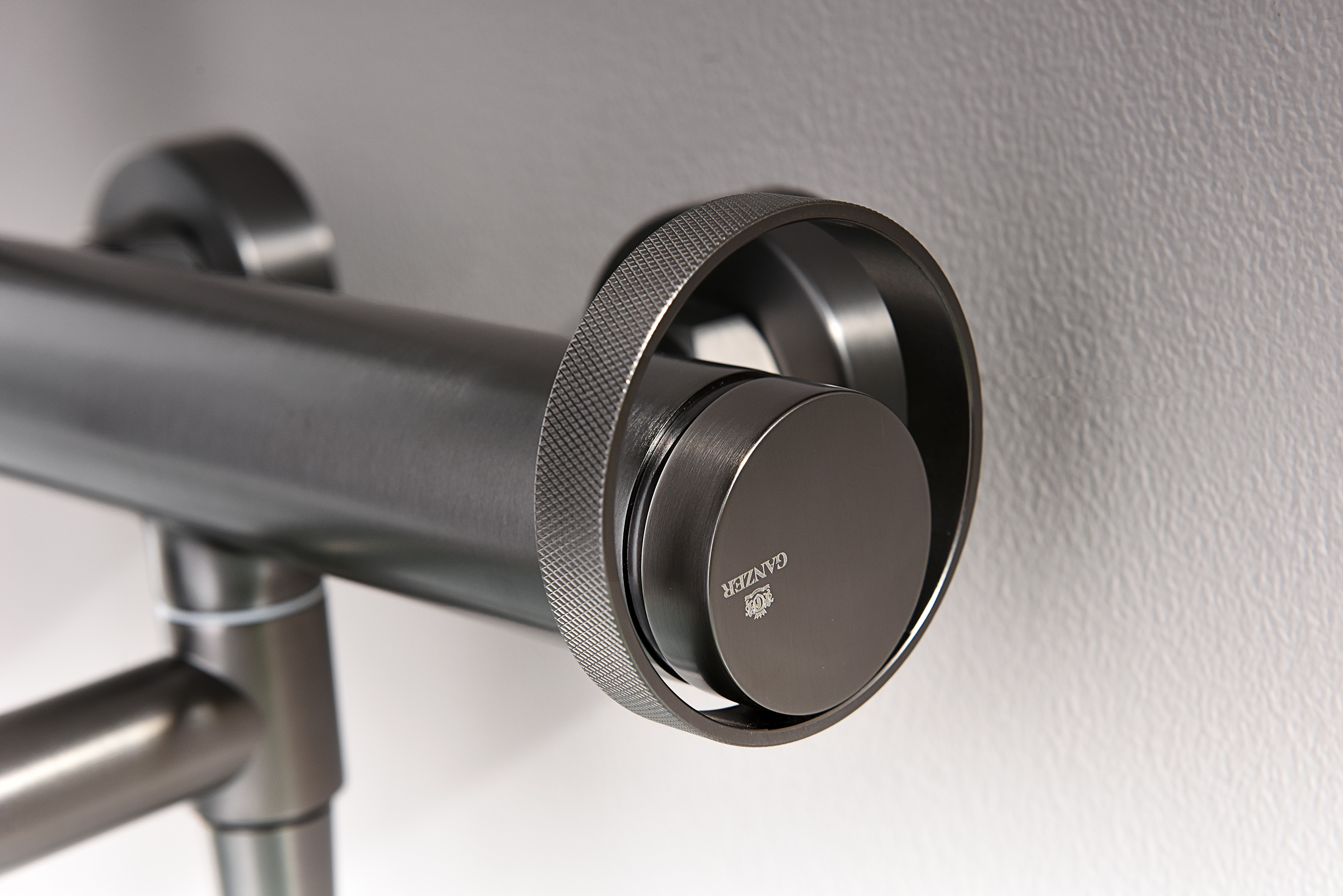 19132-Q Смеситель од. для ванны кор. (ГРАФИТ)  GANZER  (8/1шт)