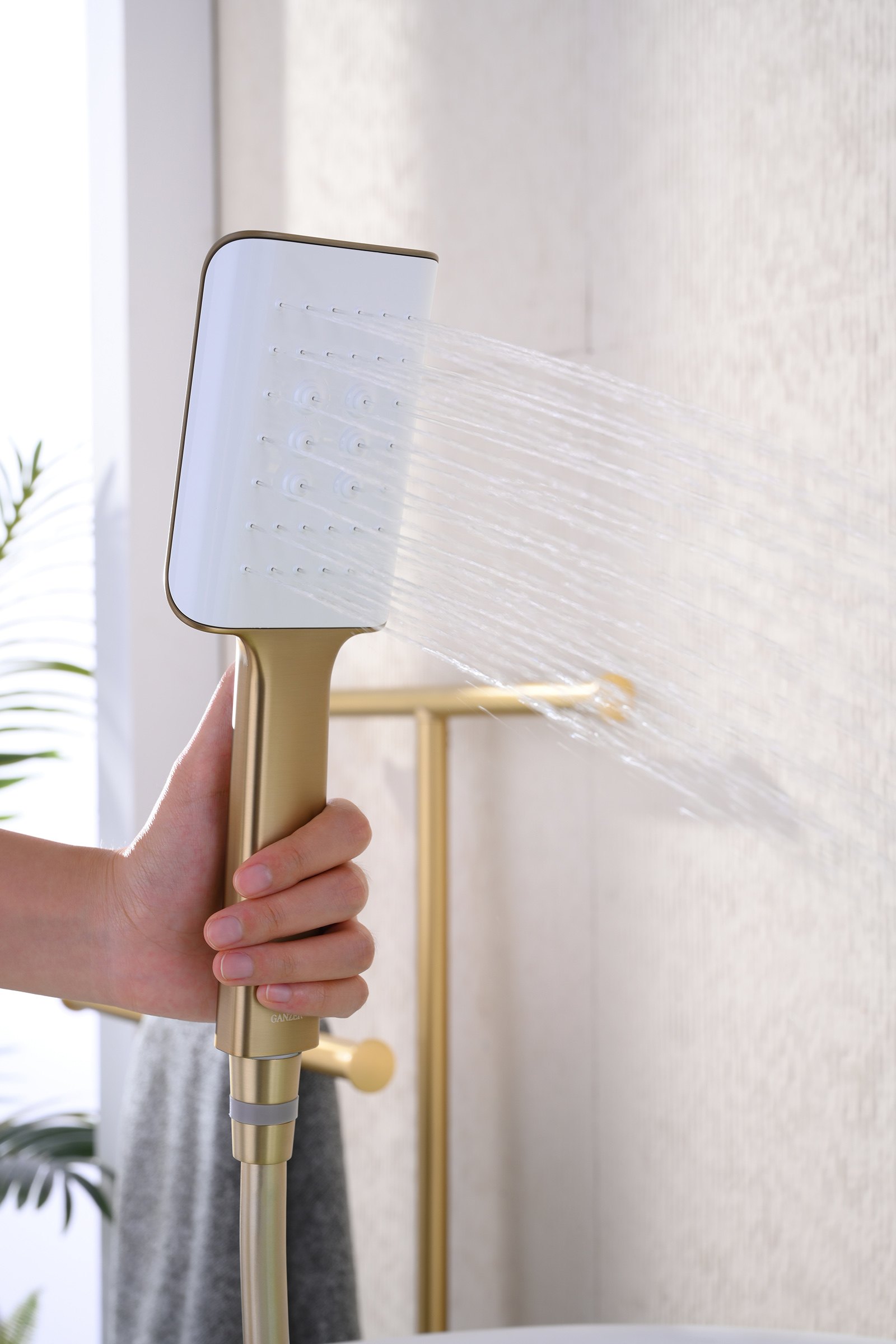 02131-S Смеситель од. для ванны кор. (Мат. Золото)  GANZER  (8/1шт)