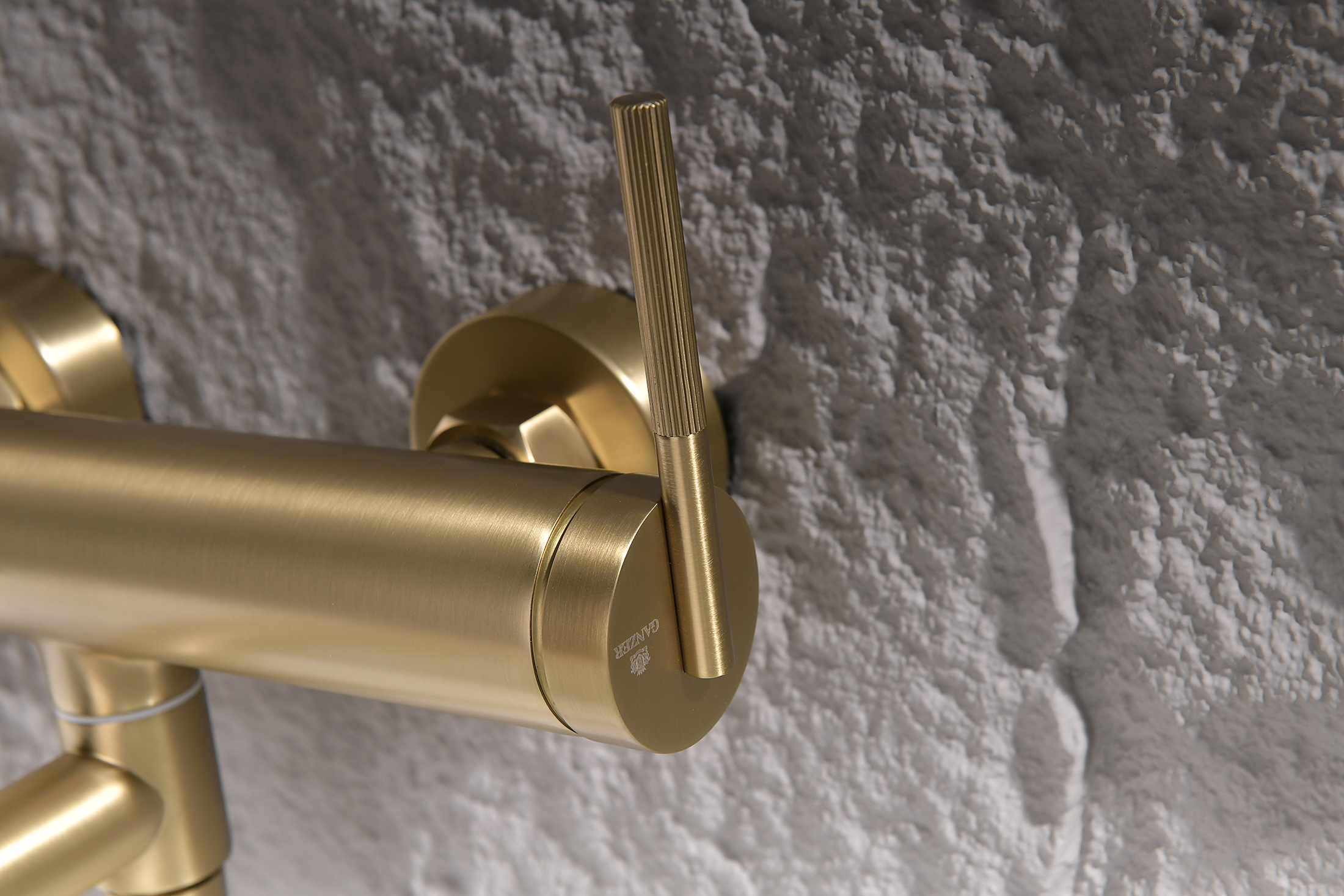 19132-S Смеситель од. для ванны кор. (Мат. Золото)  GANZER  (8/1шт)