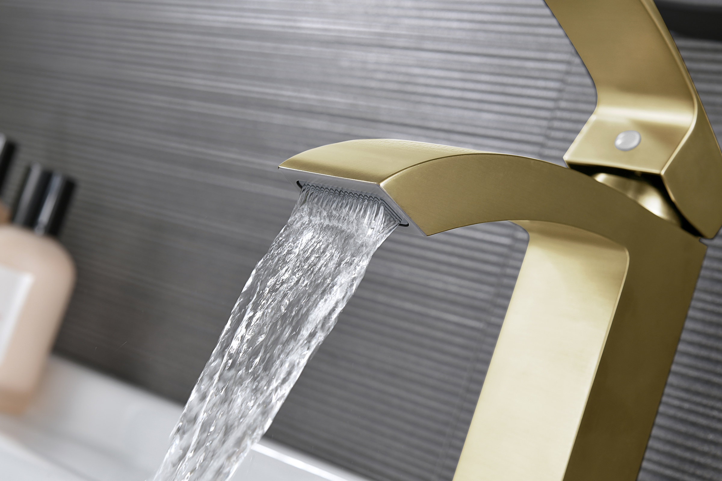 44111-S Смеситель од. для раковины (Мат. Золото) GANZER (10/1шт)