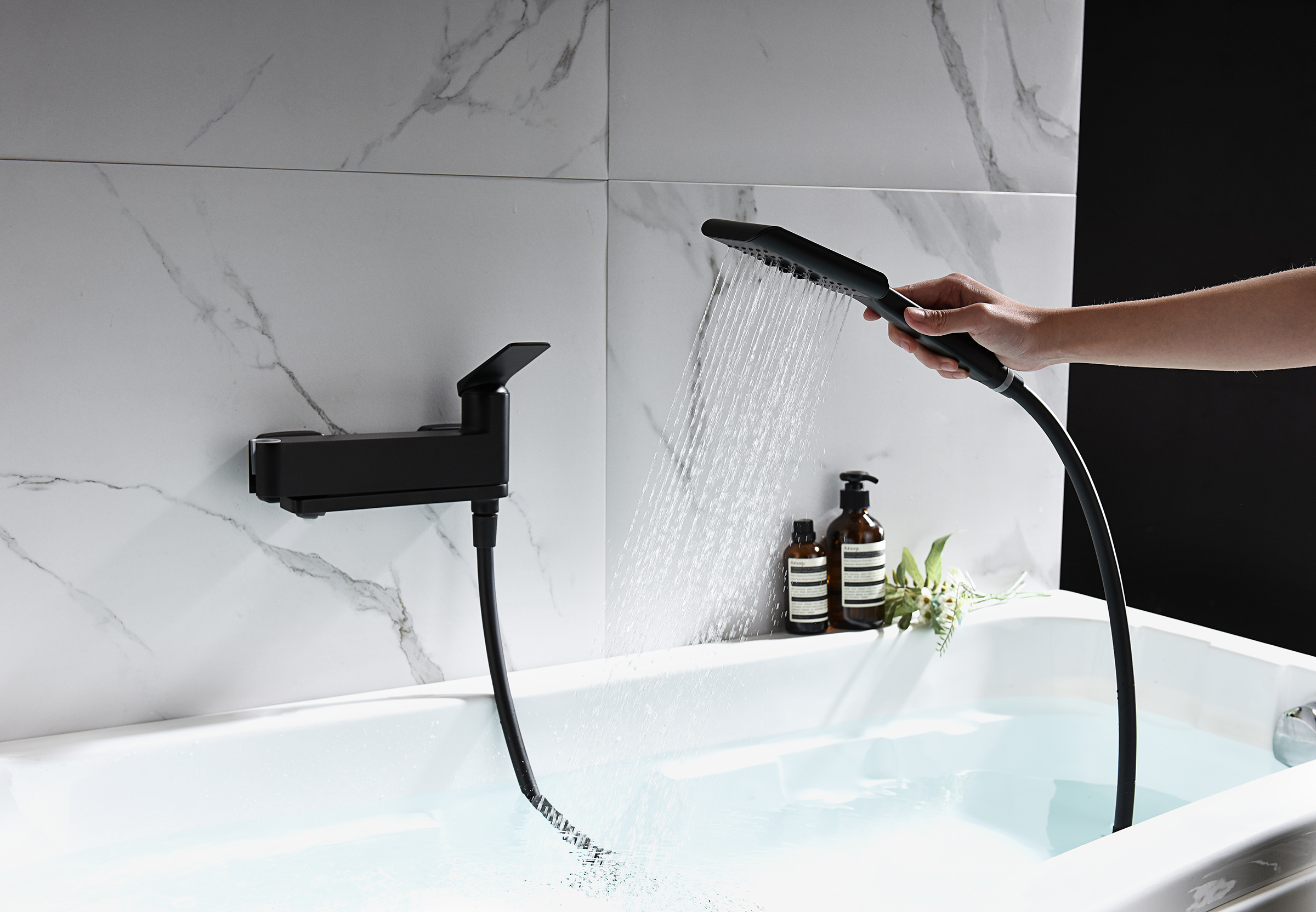 07132-C Смеситель од. для ванны кор. (ЧЕРНЫЙ)  GANZER  (8/1шт)