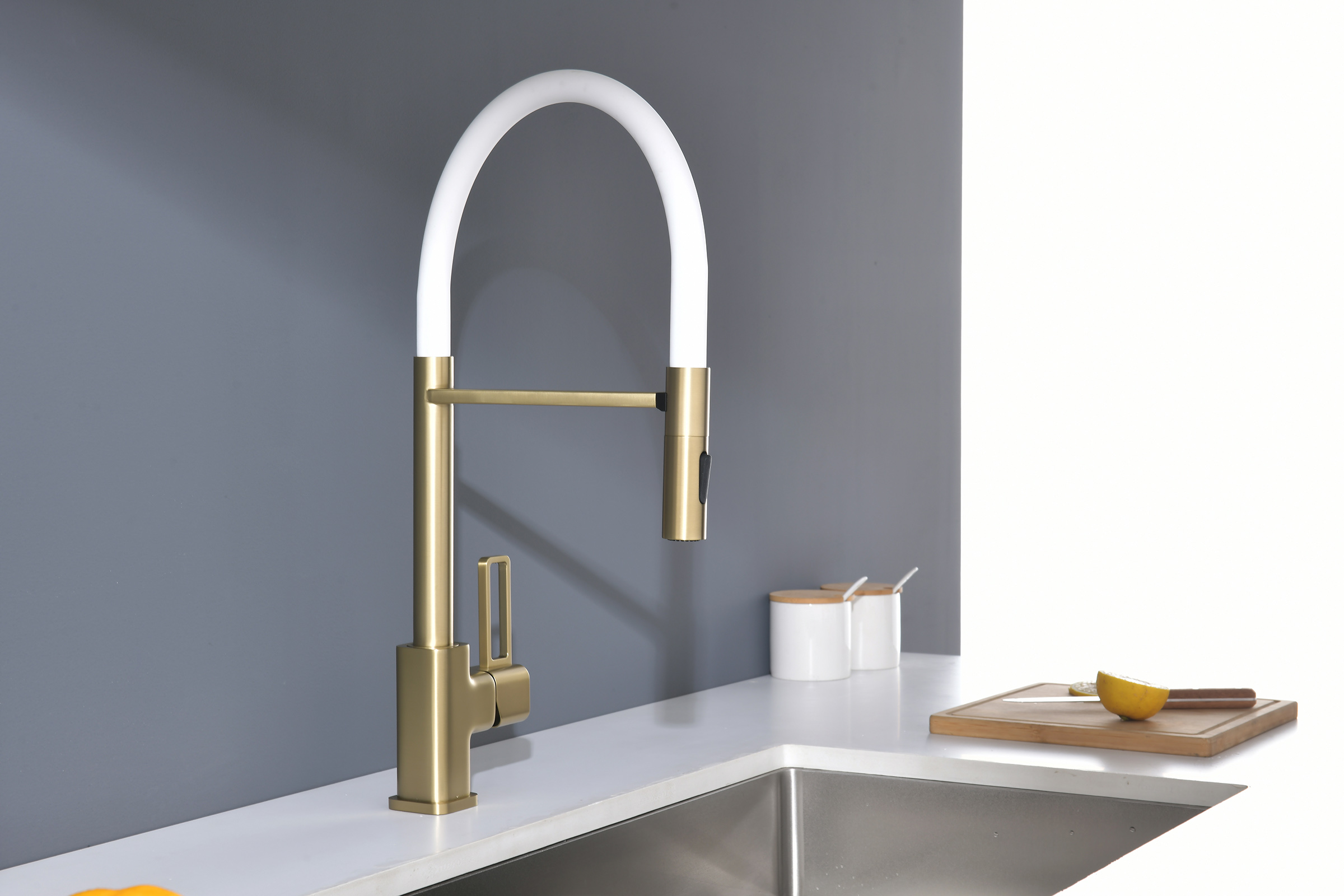 12127-SF Смеситель для кухни с гиб. МАГНИТ. изливом (Мат. Золото+БЕЛЫЙ.) GANZER (10/1шт)