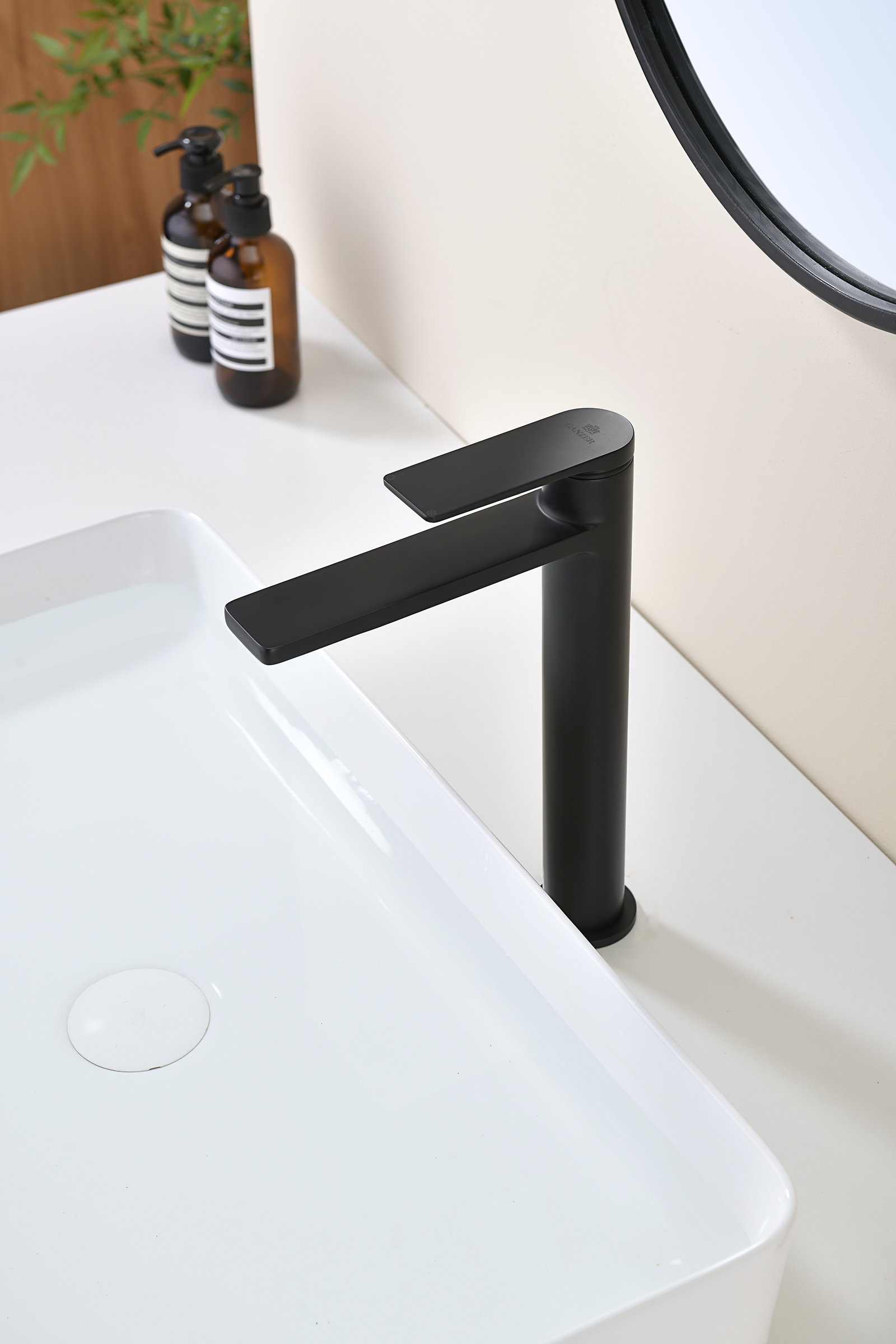 07112-C Смеситель од. для раковины-чаши (ЧЕРНЫЙ) GANZER (10/1шт)