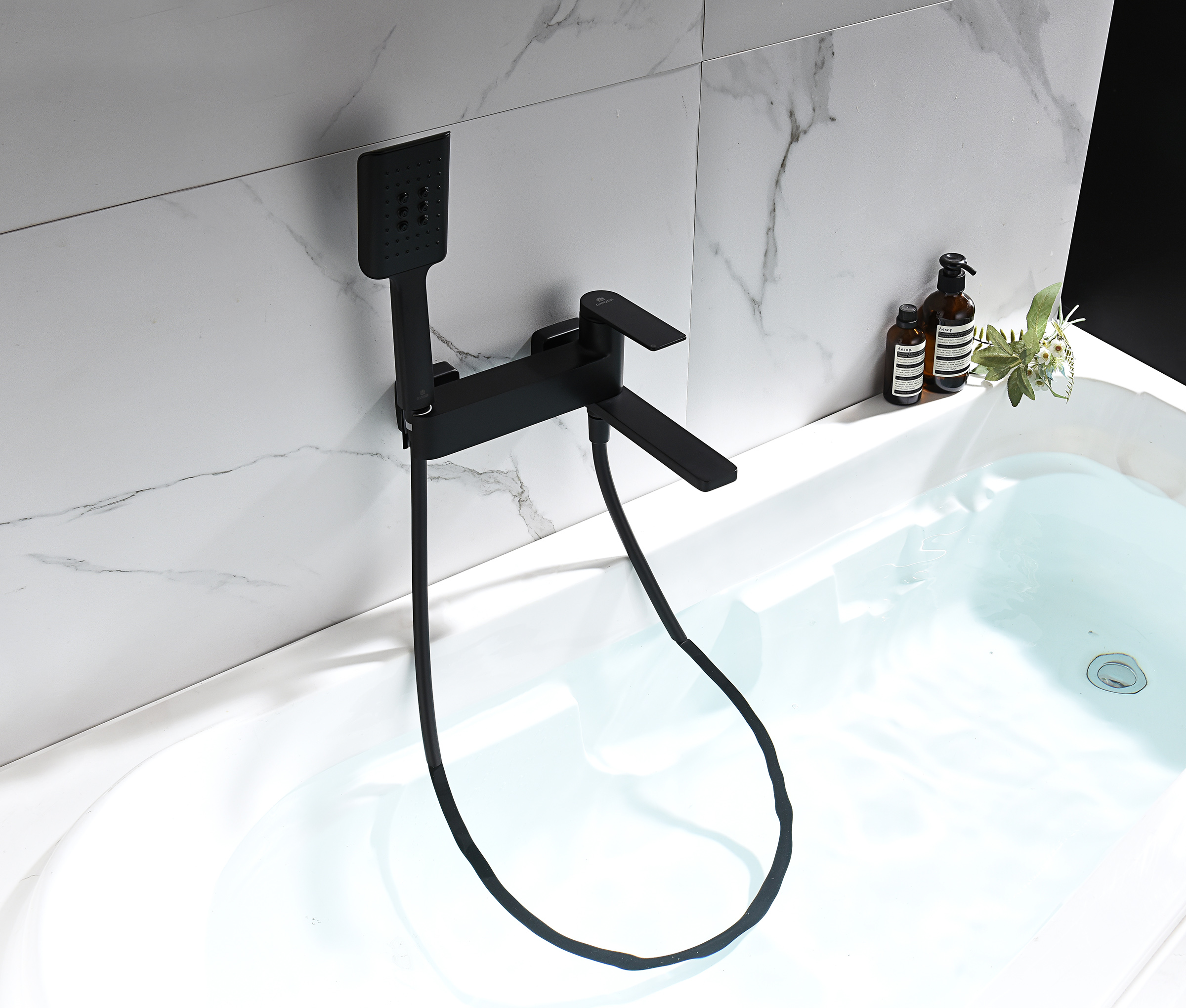 07132-C Смеситель од. для ванны кор. (ЧЕРНЫЙ)  GANZER  (8/1шт)