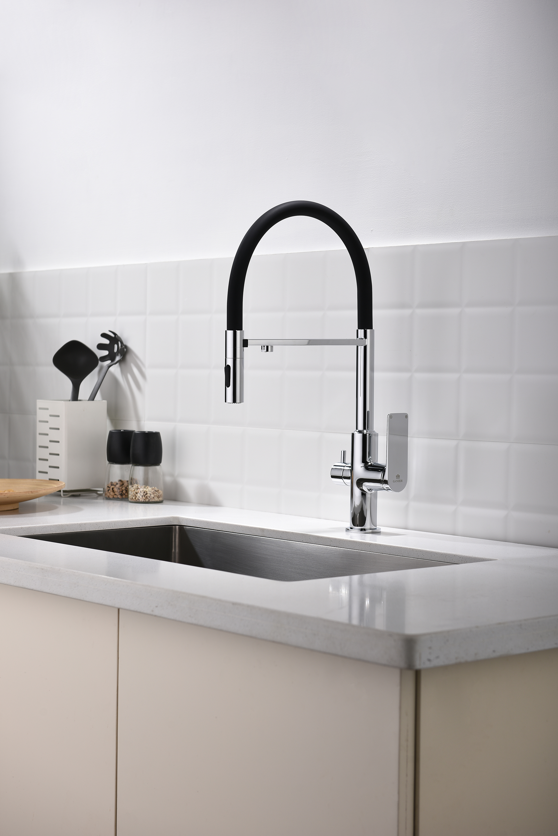 07127 Смес. для кухни с гиб МАГ. изл. и под. фильт. (ХРОМ+ЧЕР.) GANZER (10/1шт)