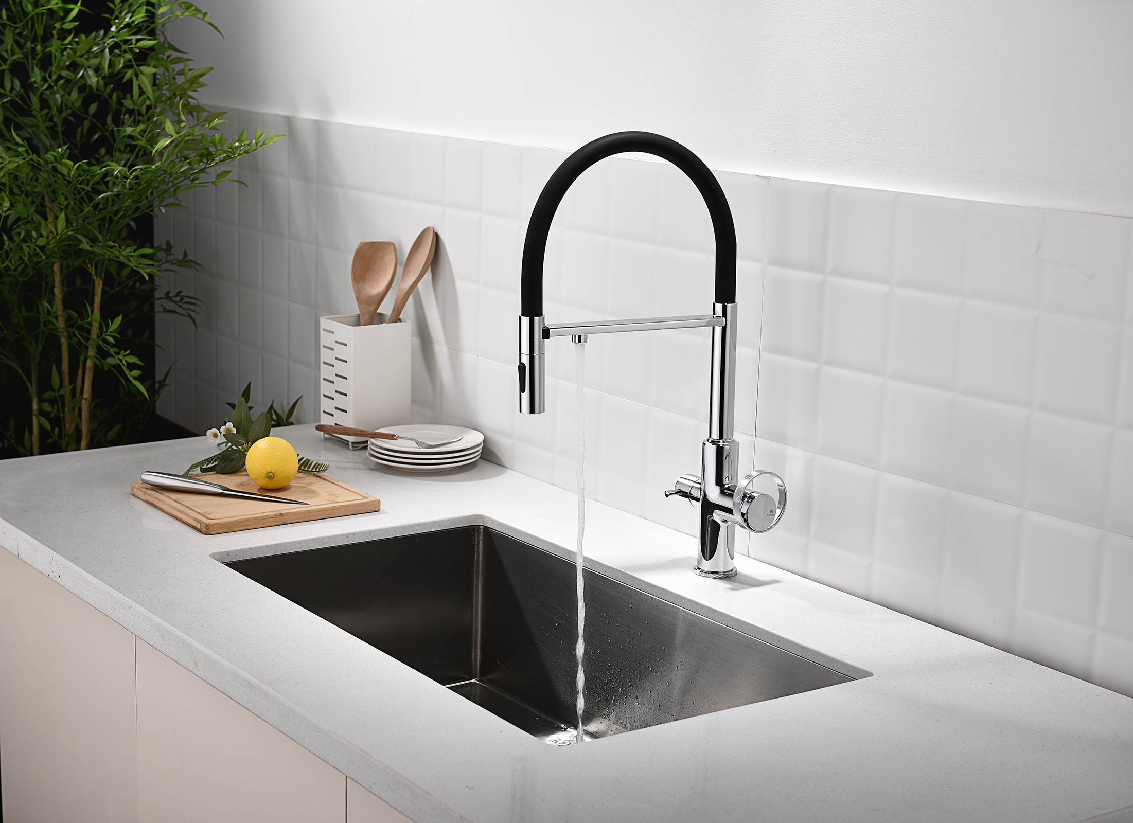 19127 Смес. для кухни с гиб МАГ. изл. и под. фильт. (ХРОМ+ЧЕР.) GANZER (10/1шт)