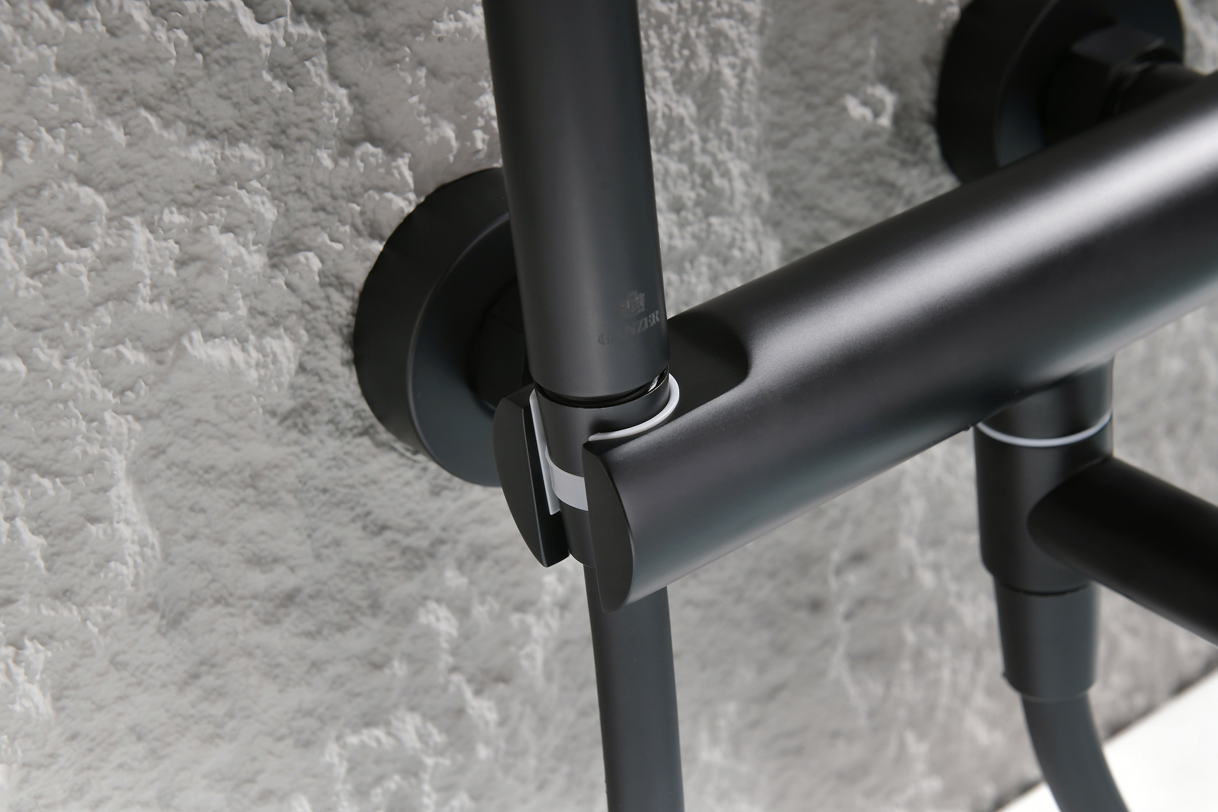 19132-C Смеситель од. для ванны кор. (ЧЕРНЫЙ)  GANZER  (8/1шт)