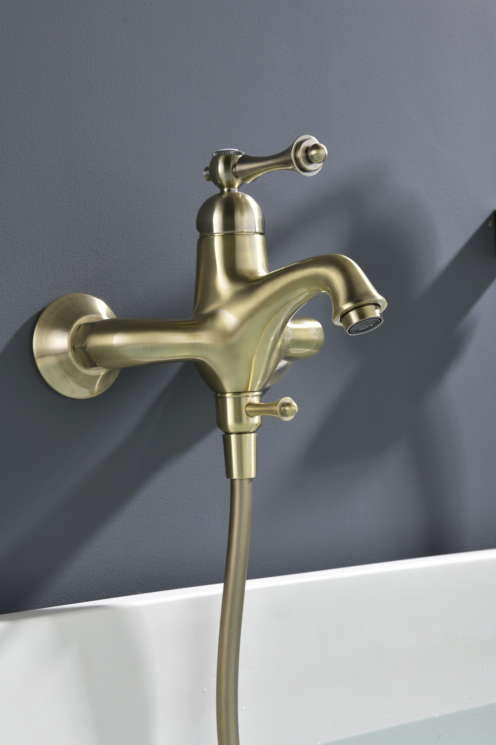 77131-D Смеситель од. для ванны кор. (БРОНЗА)  GANZER  (8/1шт)