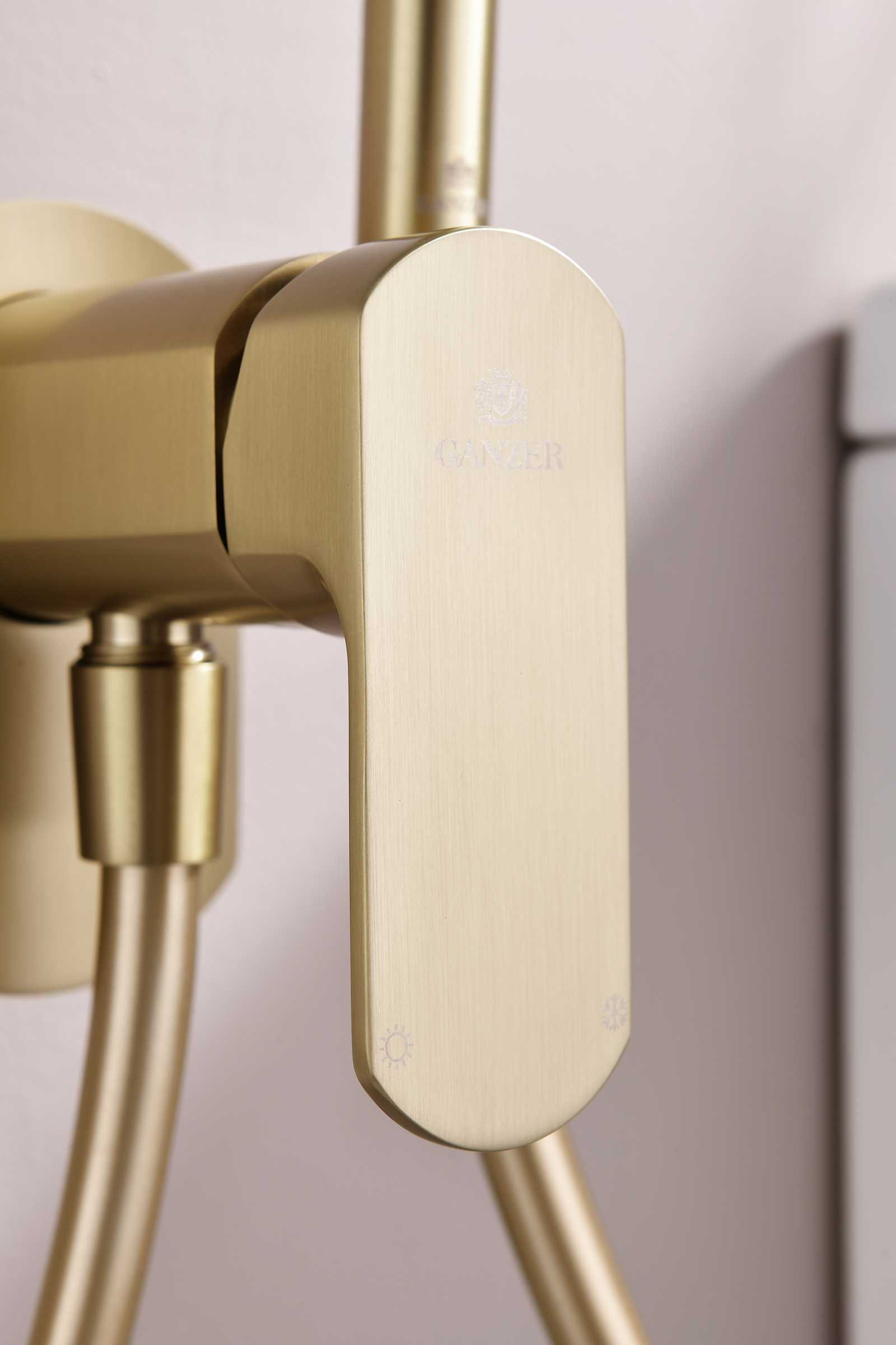 06157-S Смеситель встраиваемый с ГИГ. душем (Мат. Золото) GANZER (10/1шт)