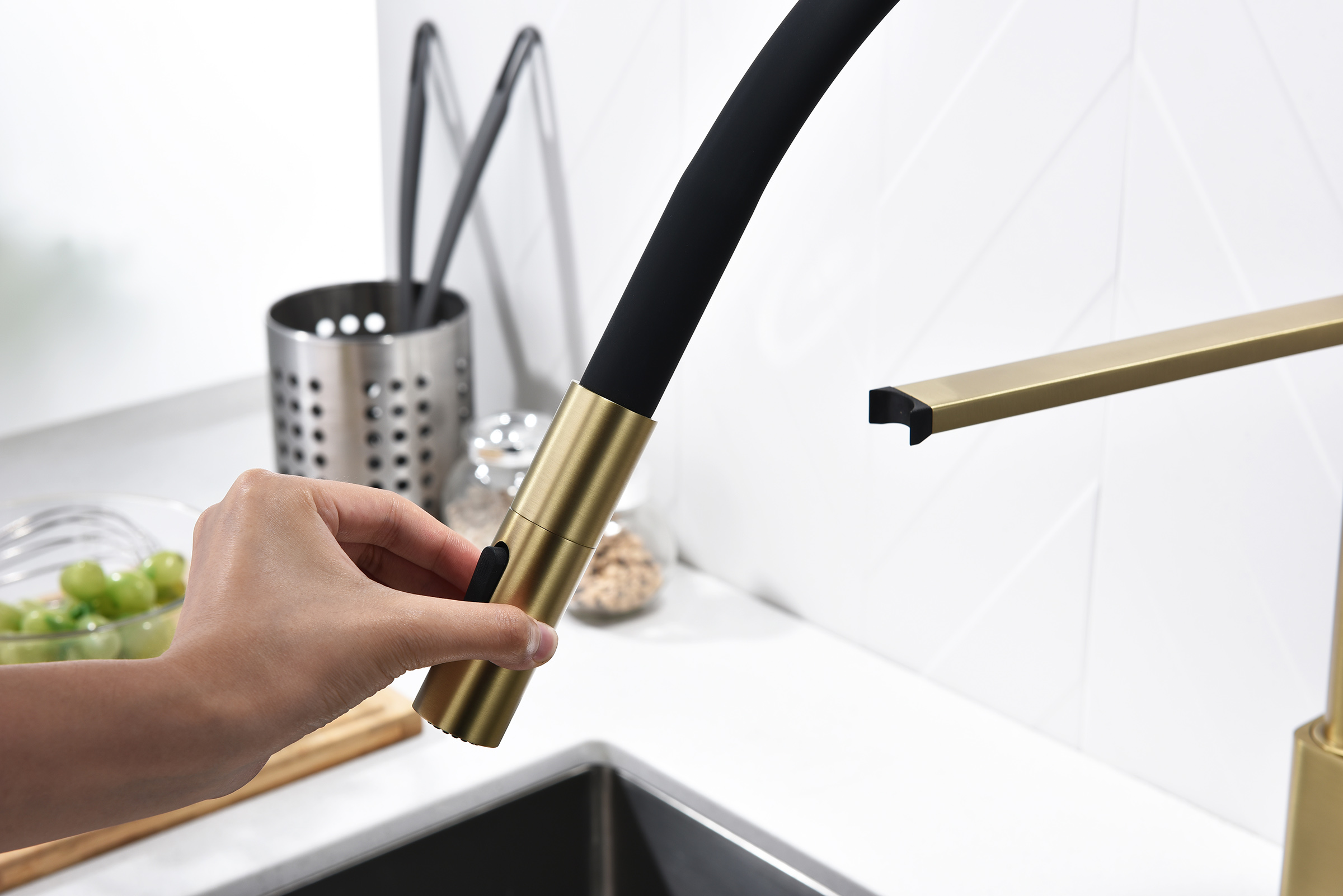 12127-SC Смеситель для кухни с гиб. МАГНИТ. изливом (Мат. Золото+ЧЕР.) GANZER (10/1шт)