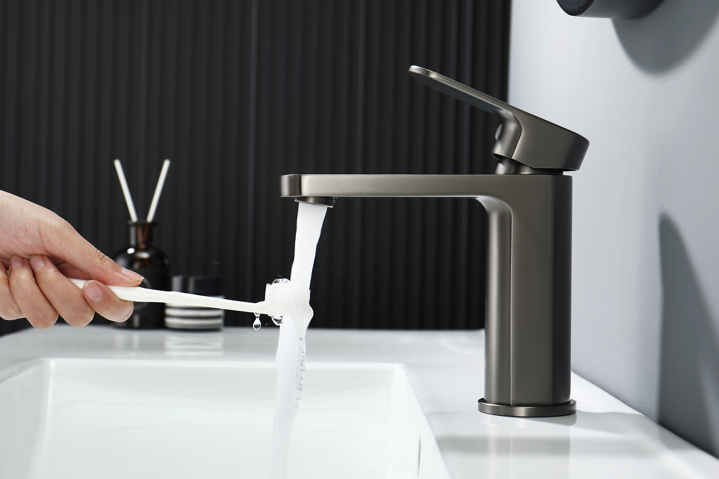 06111-Q Смеситель од. для раковины (ГРАФИТ) GANZER (10/1шт)