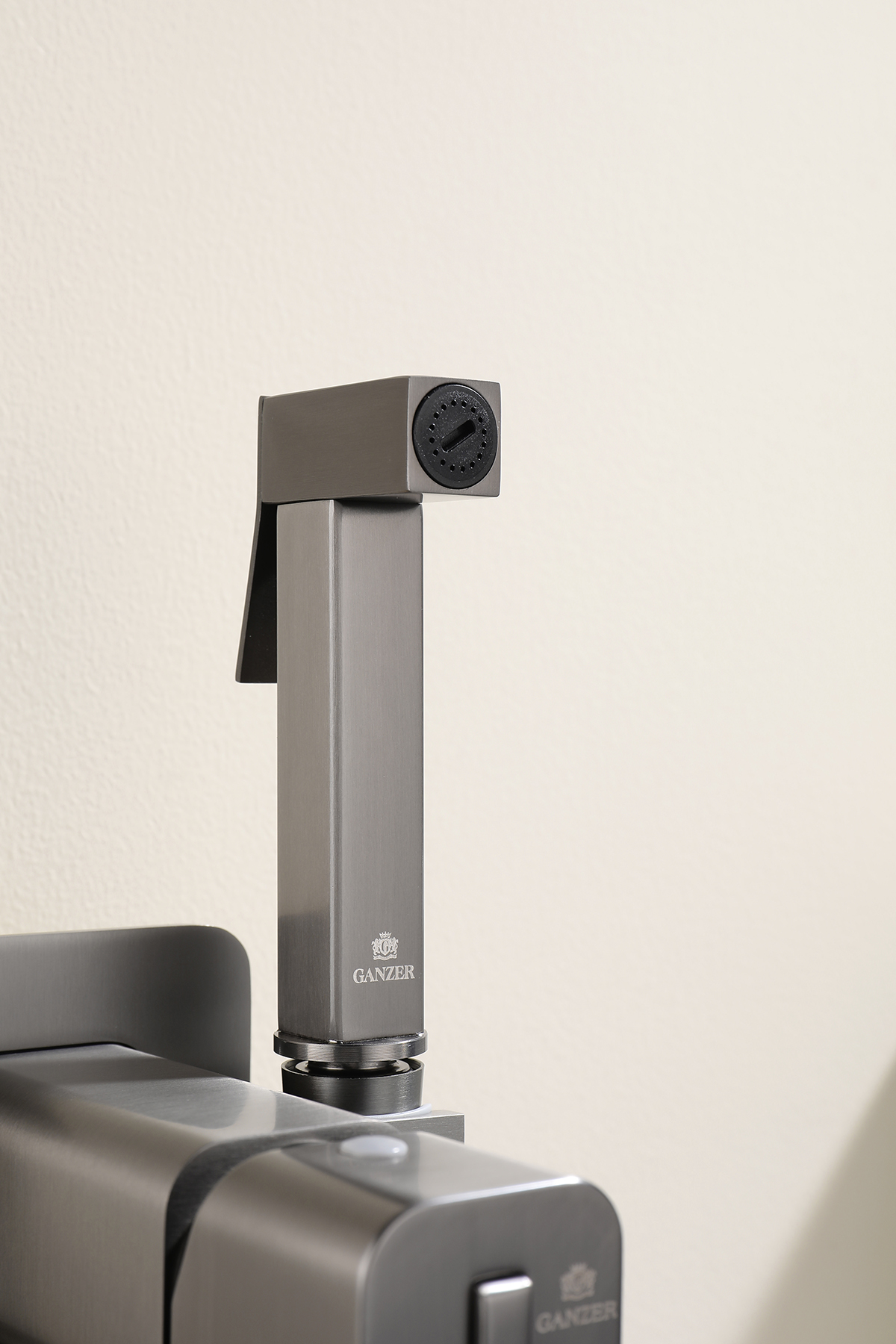 12157-Q Смеситель встраиваемый с ГИГ. душем (ГРАФИТ) GANZER (10/1шт)