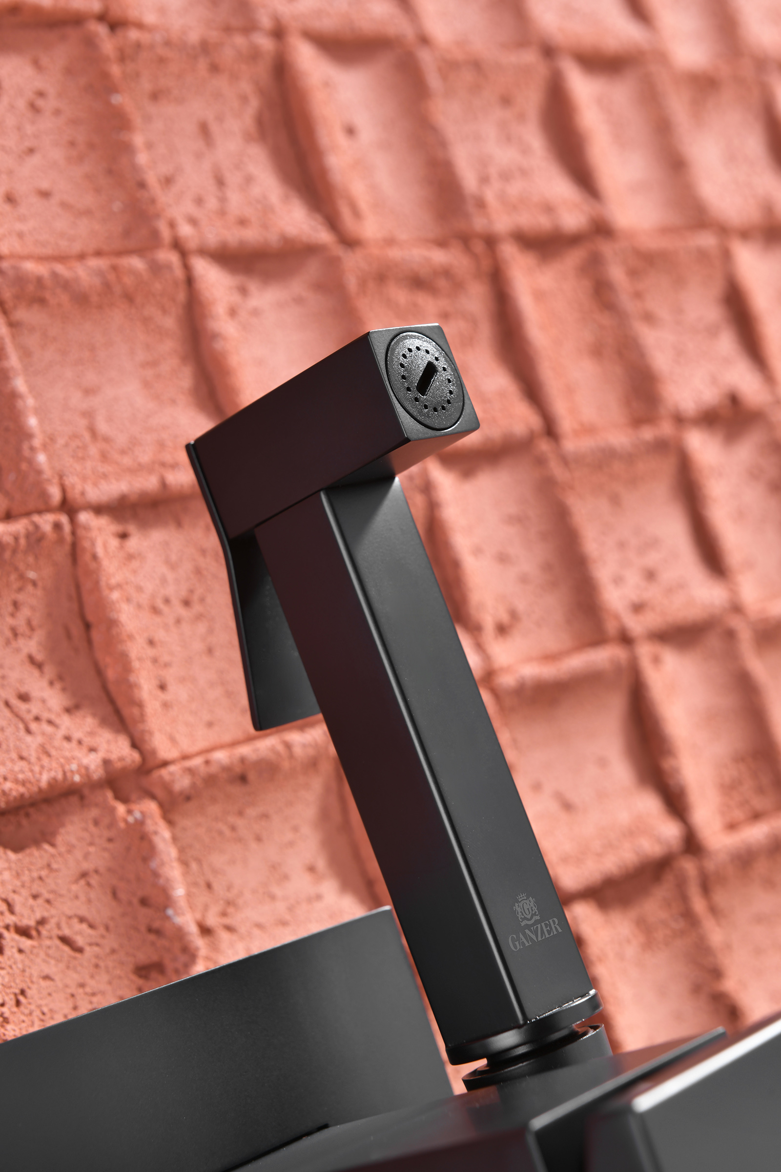 44157-C Смеситель встраиваемый с ГИГ. душем (ЧЕРНЫЙ) GANZER (10/1шт)