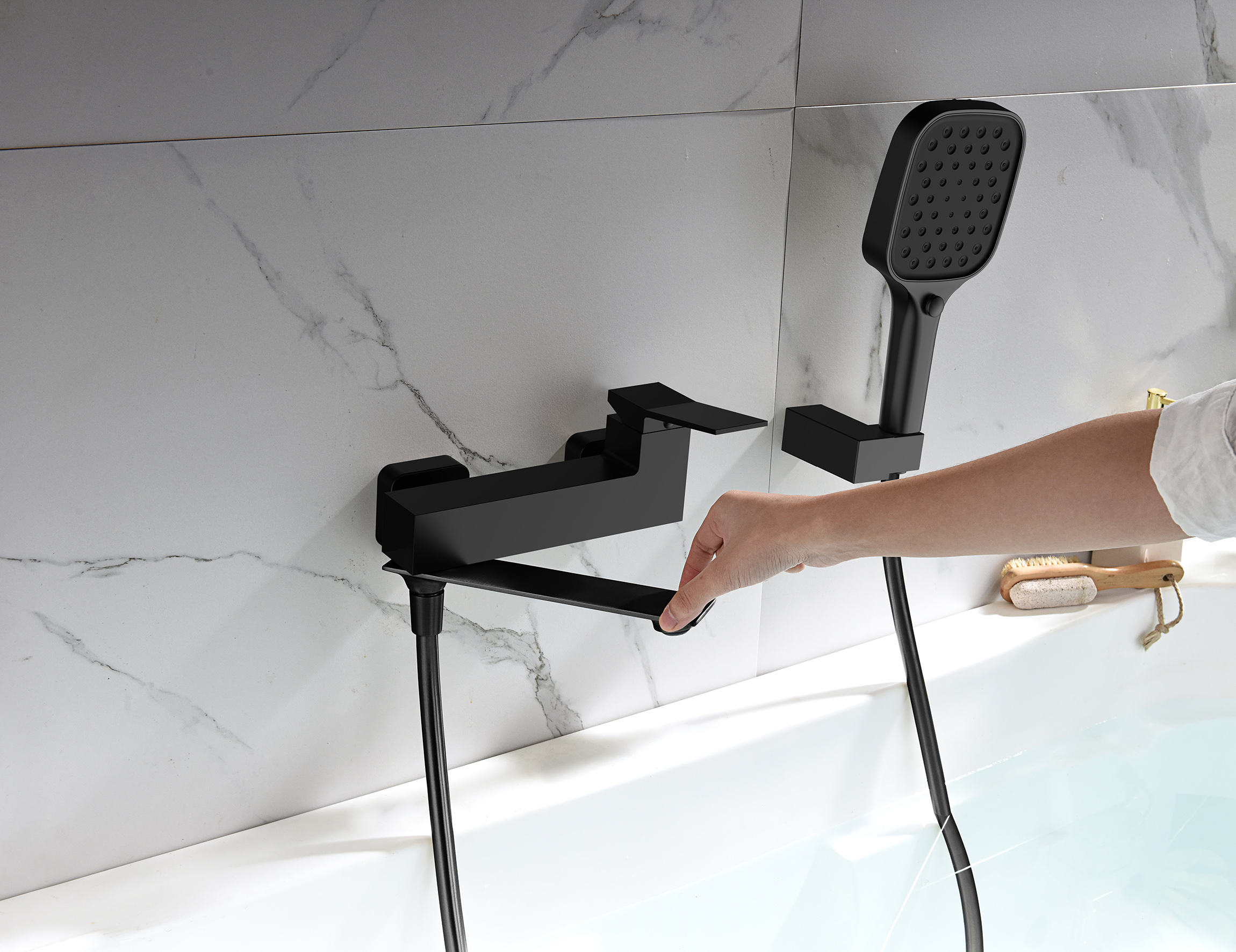 05132-C Смеситель од. для ванны кор. (ЧЕРНЫЙ)  GANZER  (8/1шт)