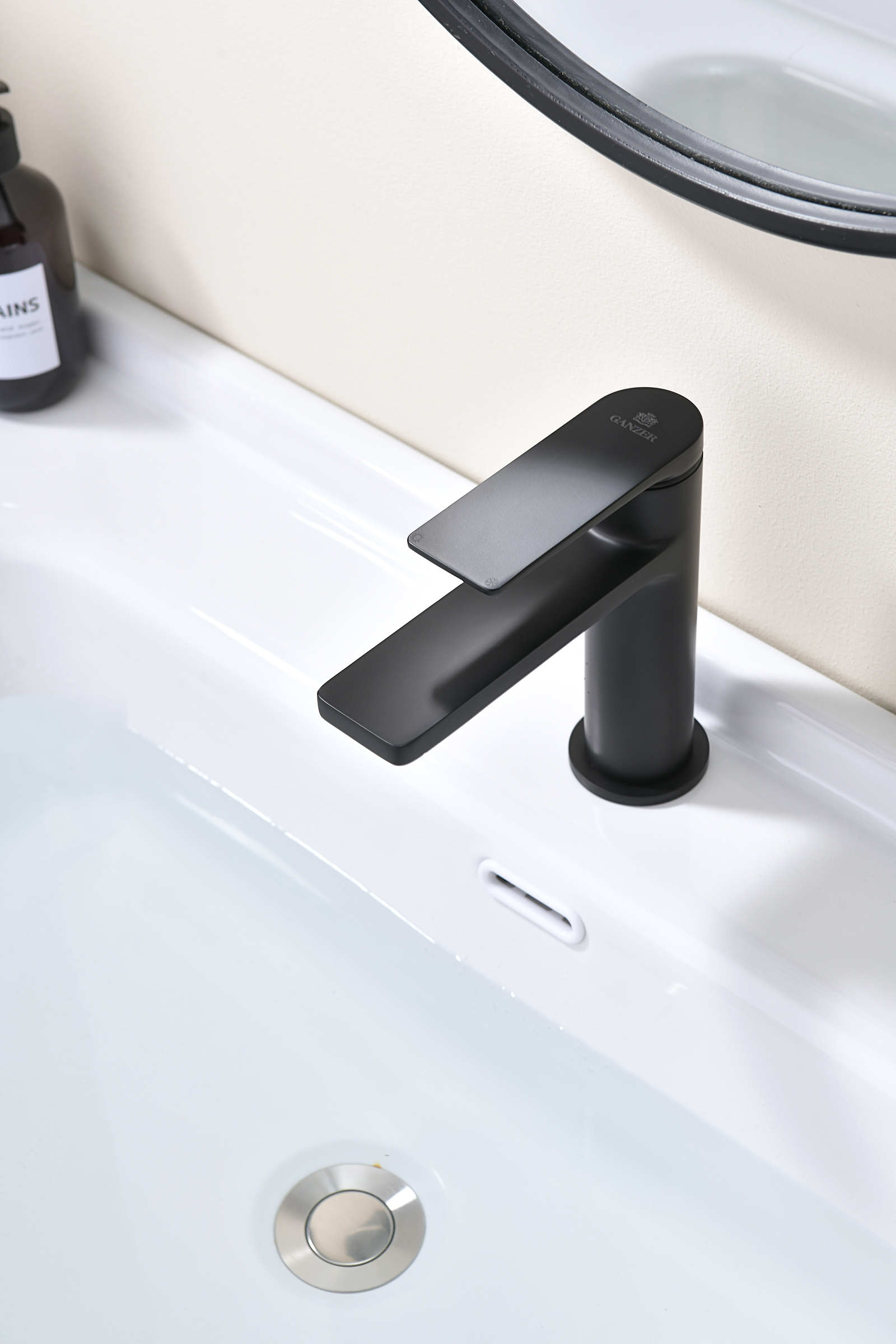 07111-C Смеситель од. для раковины (ЧЕРНЫЙ) GANZER (10/1шт)