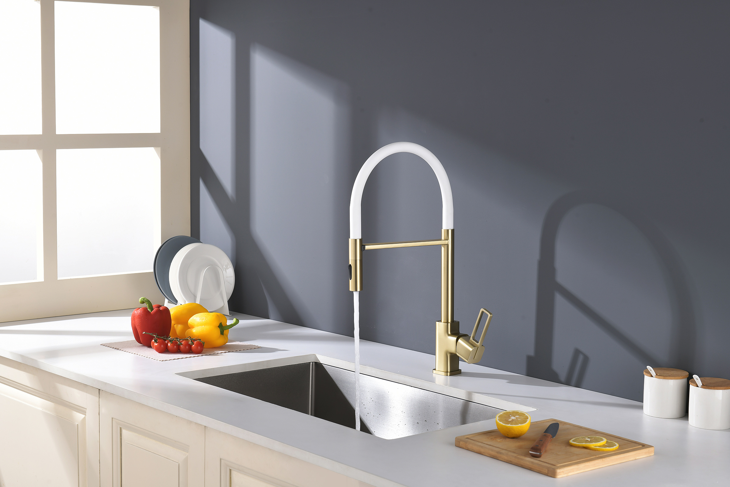 12127-SF Смеситель для кухни с гиб. МАГНИТ. изливом (Мат. Золото+БЕЛЫЙ.) GANZER (10/1шт)