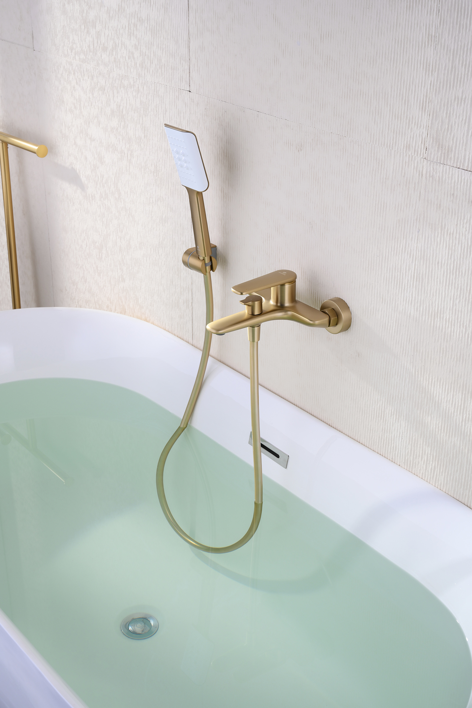 02131-S Смеситель од. для ванны кор. (Мат. Золото)  GANZER  (8/1шт)