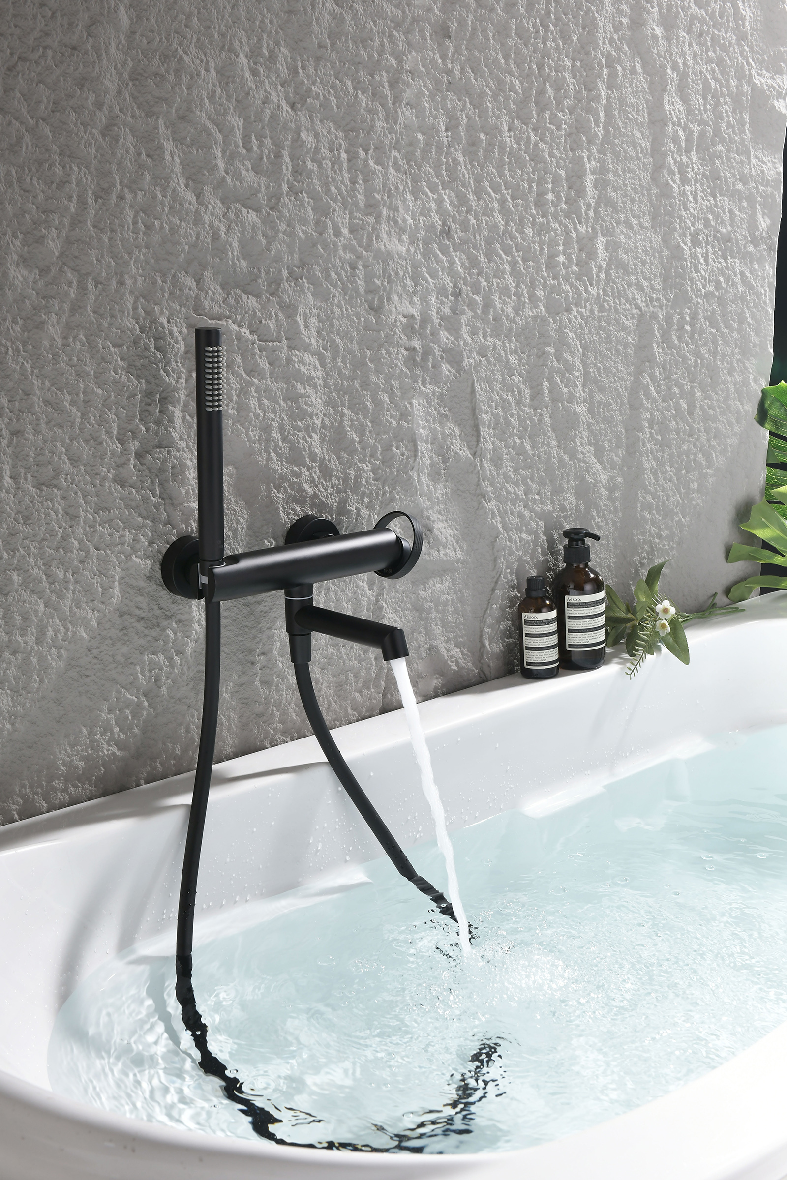 19132-C Смеситель од. для ванны кор. (ЧЕРНЫЙ)  GANZER  (8/1шт)