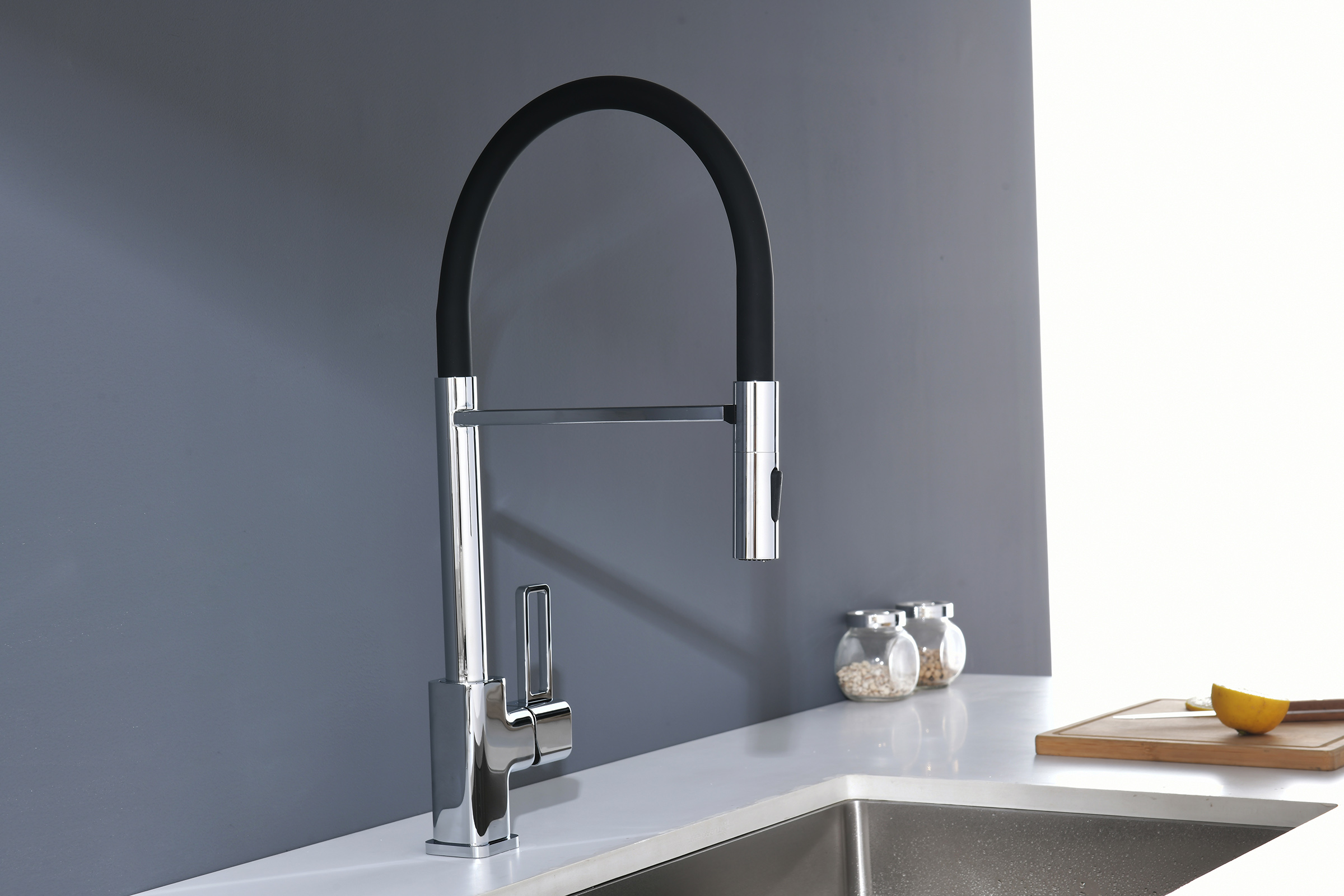 12127 Смеситель для кухни с гиб. МАГНИТ. изливом (ХРОМ+ЧЕР.) GANZER (10/1шт)