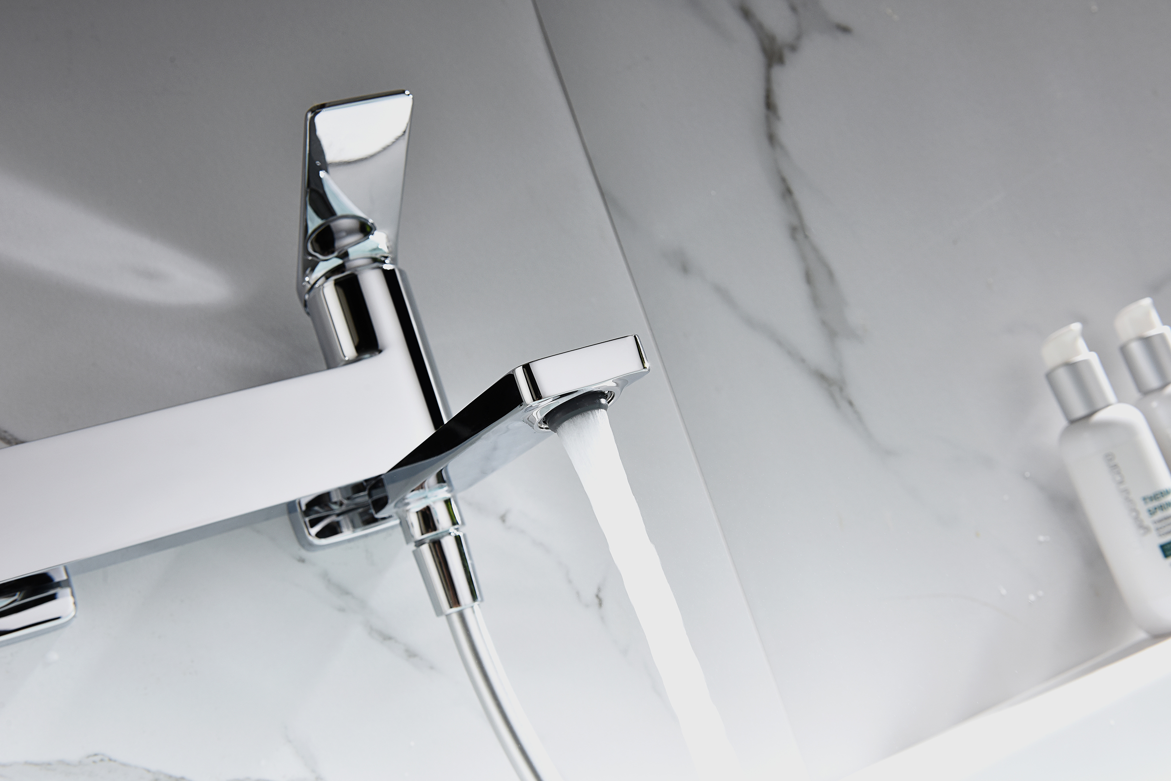 07132 Смеситель од. для ванны кор. (ХРОМ)  GANZER  (8/1шт)