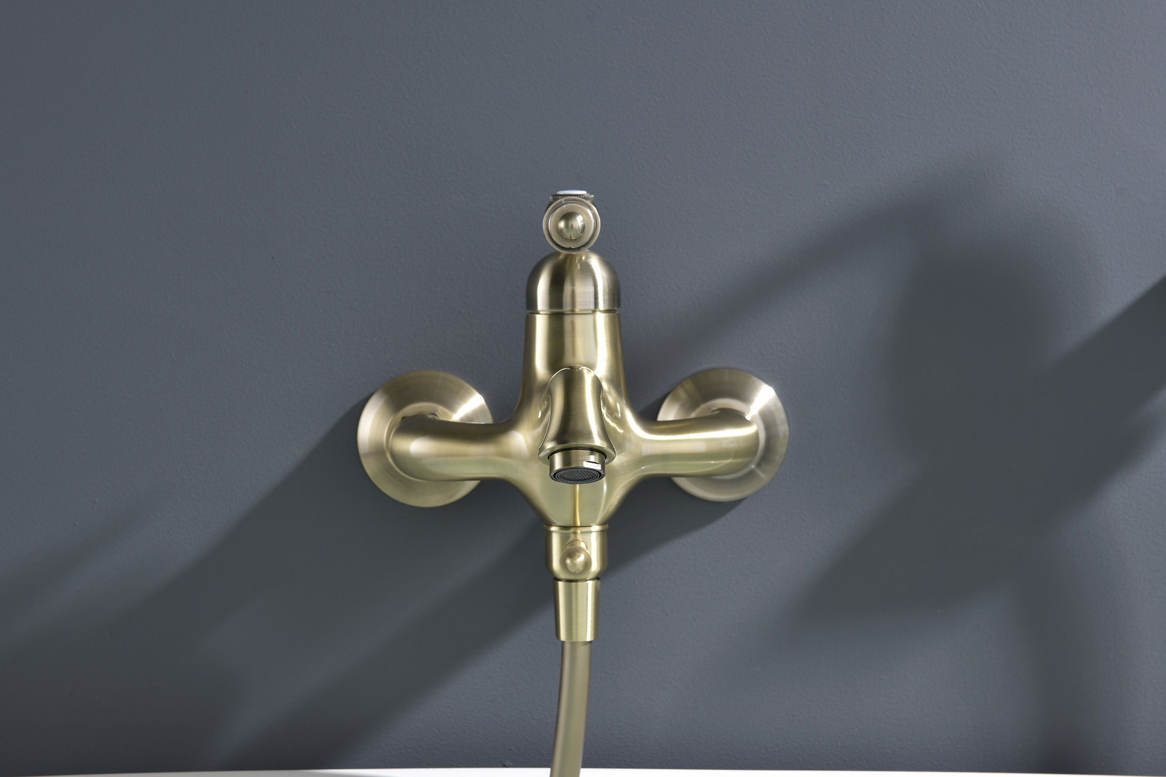 77131-D Смеситель од. для ванны кор. (БРОНЗА)  GANZER  (8/1шт)