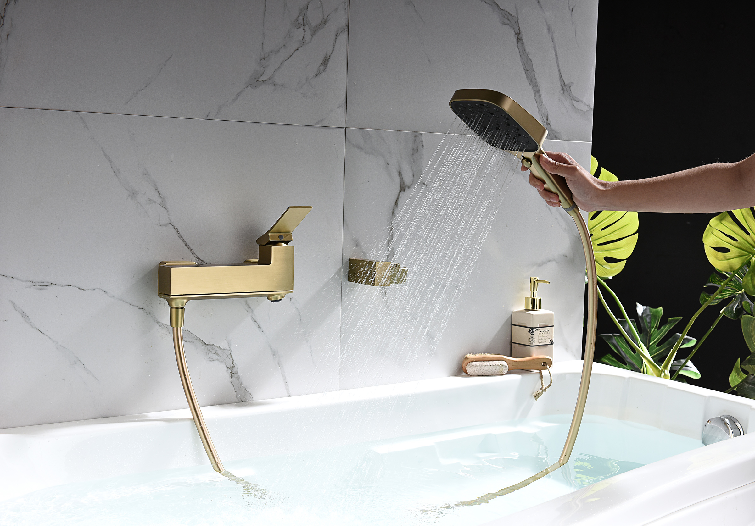 05132-S Смеситель од. для ванны кор. (Мат. Золото)  GANZER  (8/1шт)