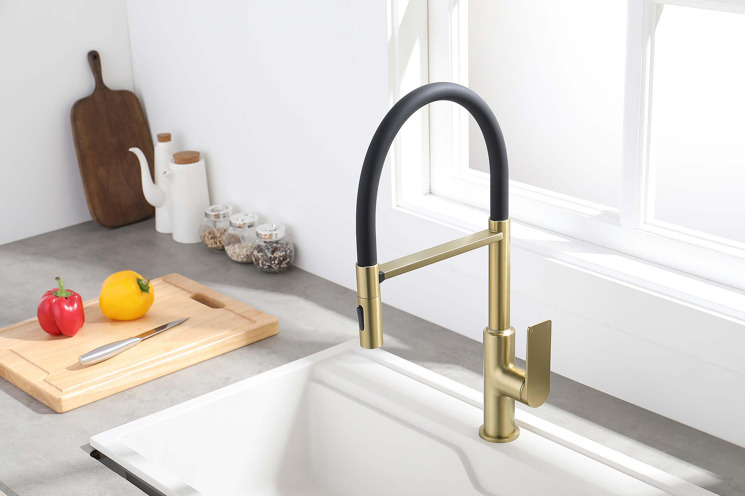 07126-S Смеситель для кухни с гиб. МАГНИТ. изливом (Мат. Золото+ЧЕР.) GANZER (10/1шт)