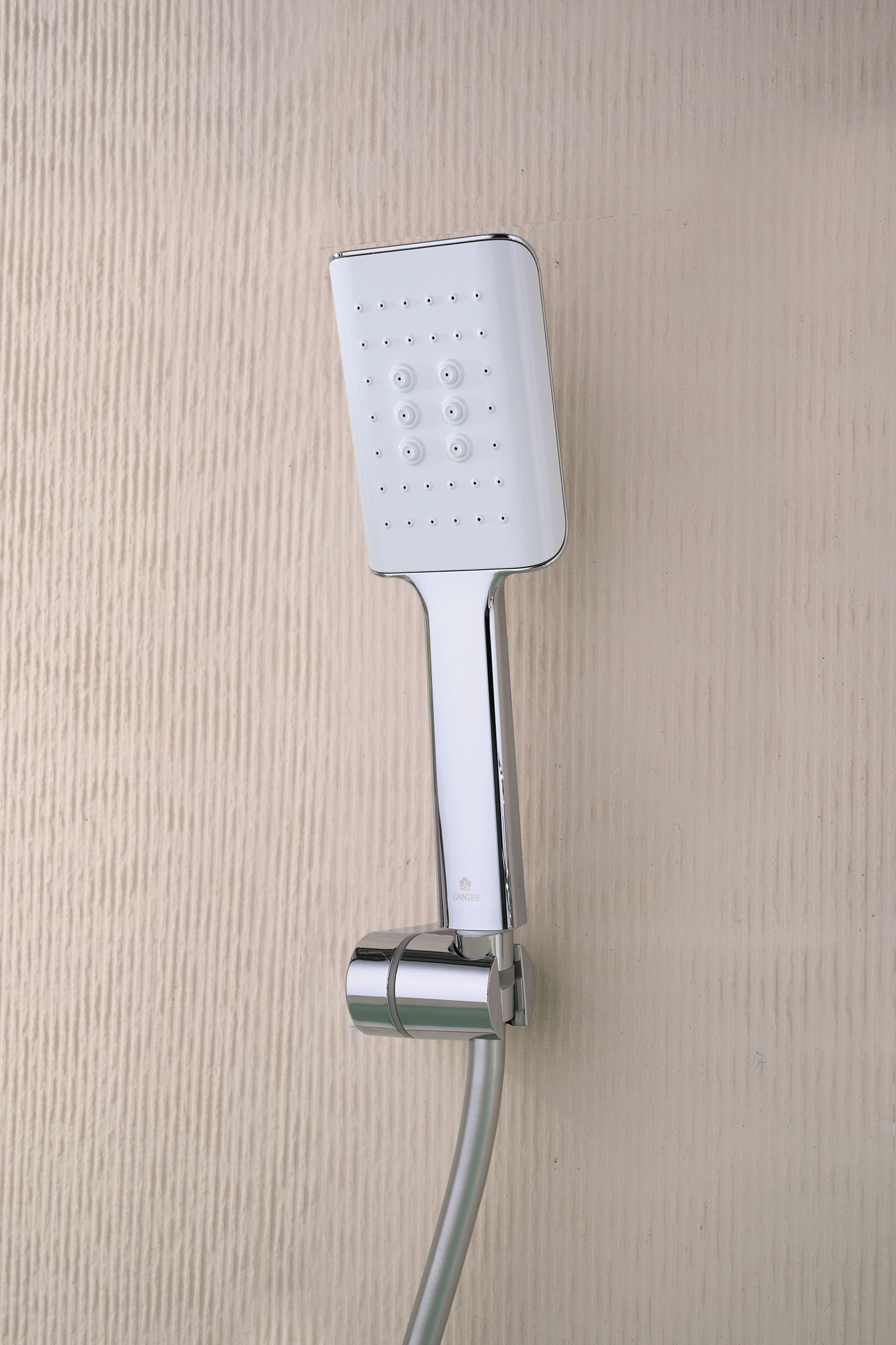 02131 Смеситель од. для ванны кор. (ХРОМ)  GANZER  (8/1шт)