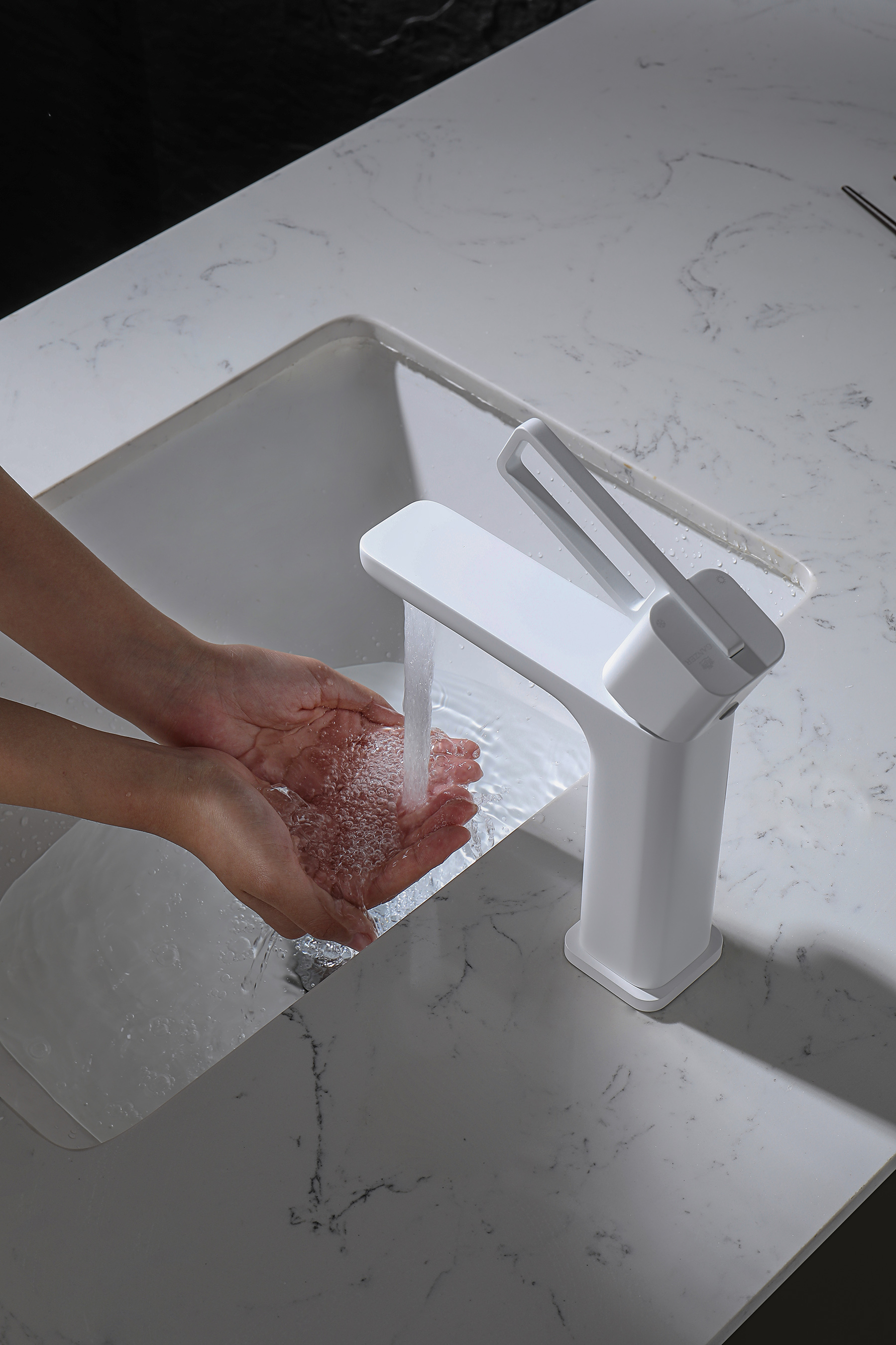 12111-F Смеситель од. для раковины (БЕЛЫЙ) GANZER (10/1шт)