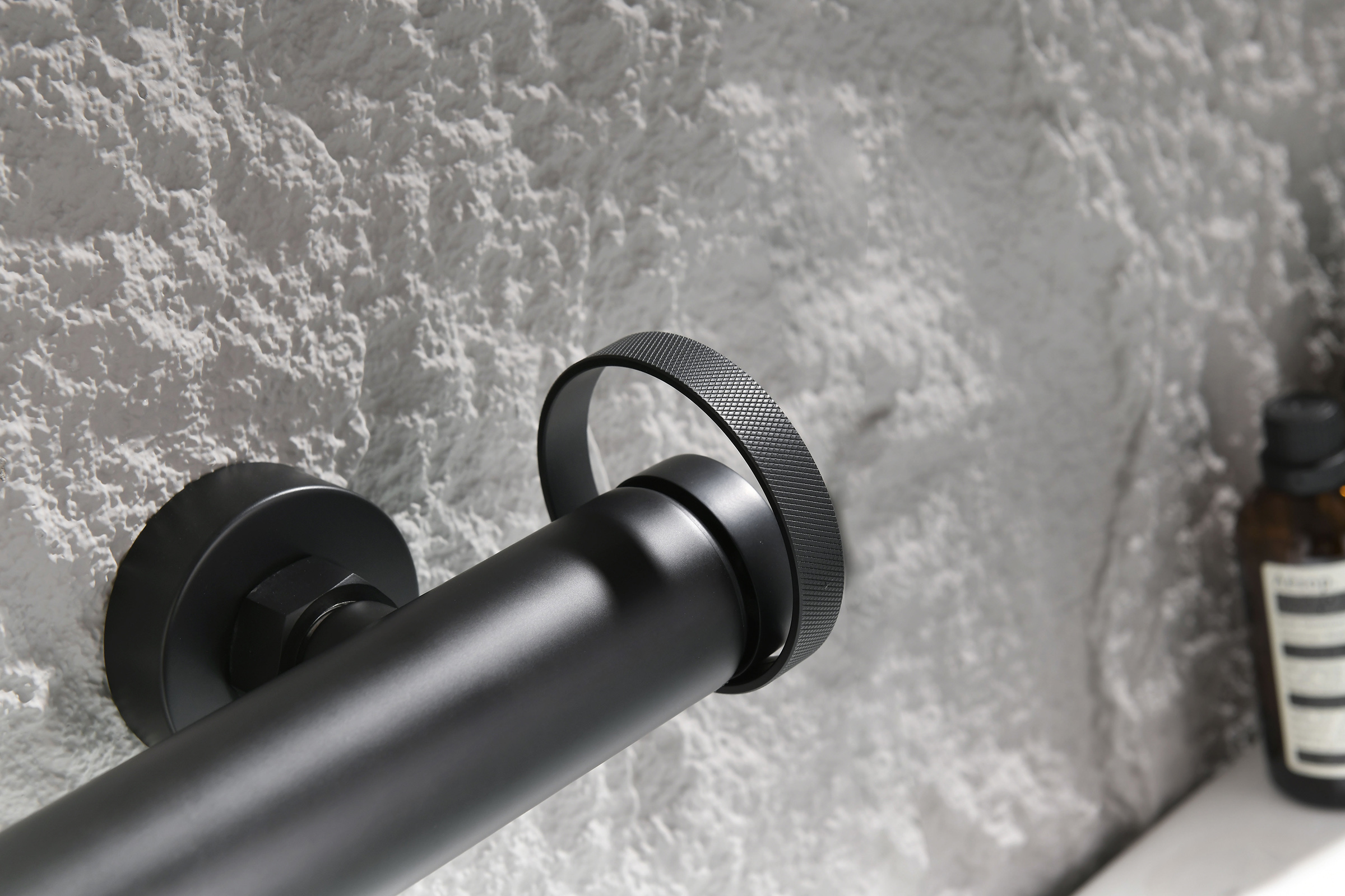 19132-C Смеситель од. для ванны кор. (ЧЕРНЫЙ)  GANZER  (8/1шт)