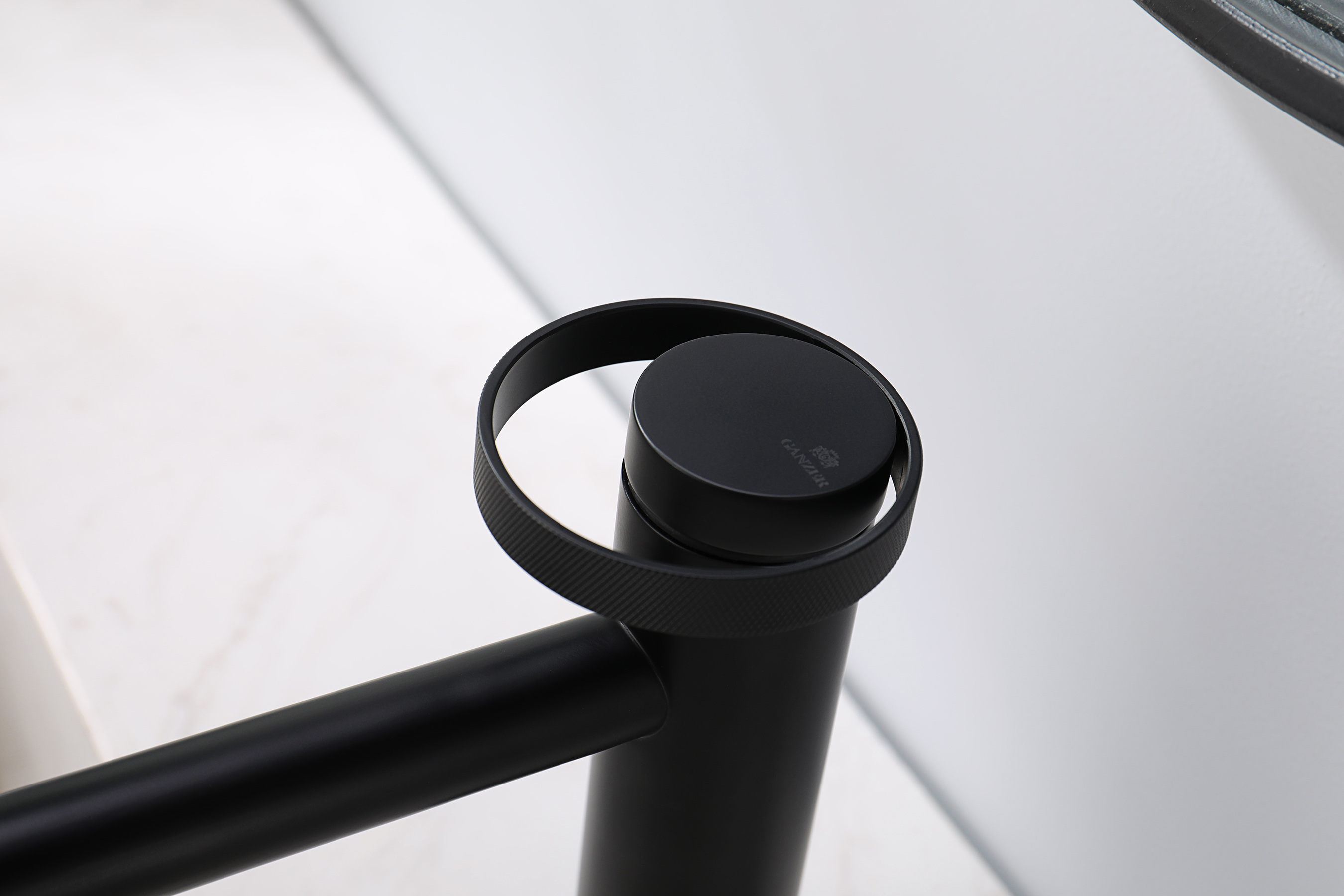 19111-C Смеситель од. для раковины (ЧЕРНЫЙ) GANZER (10/1шт)