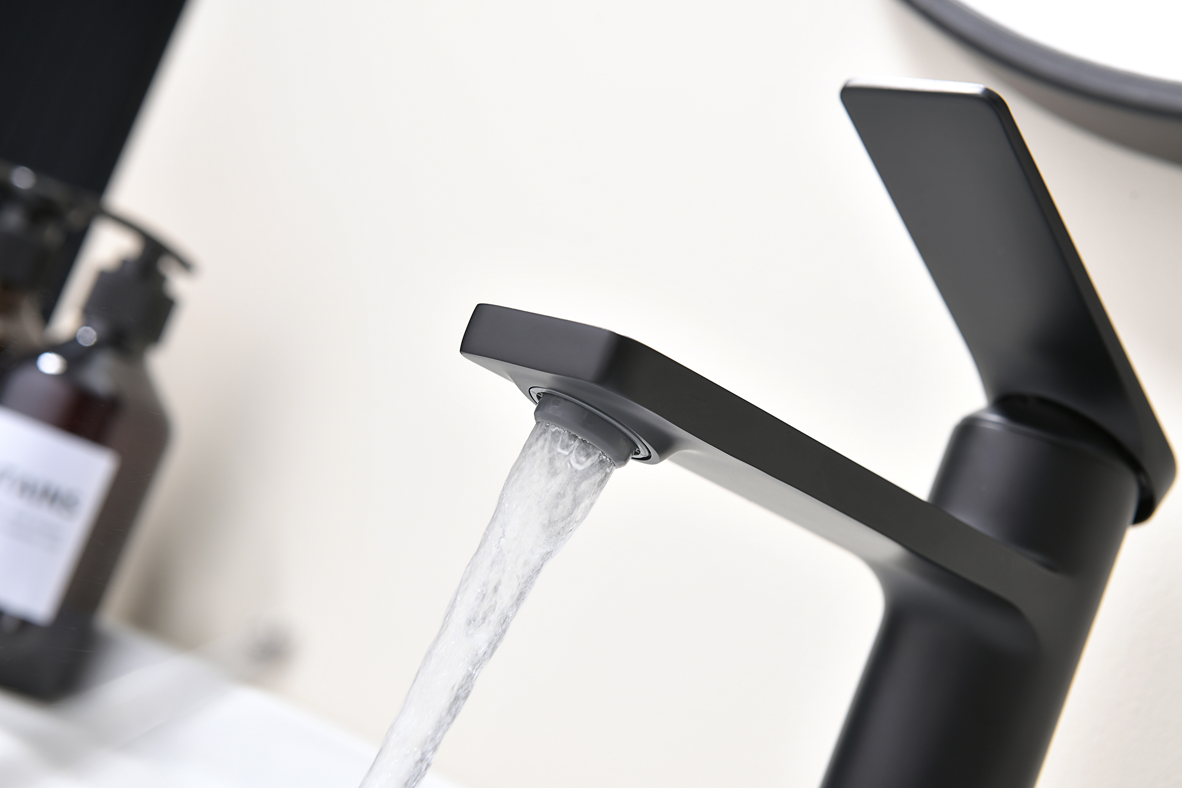 07111-C Смеситель од. для раковины (ЧЕРНЫЙ) GANZER (10/1шт)