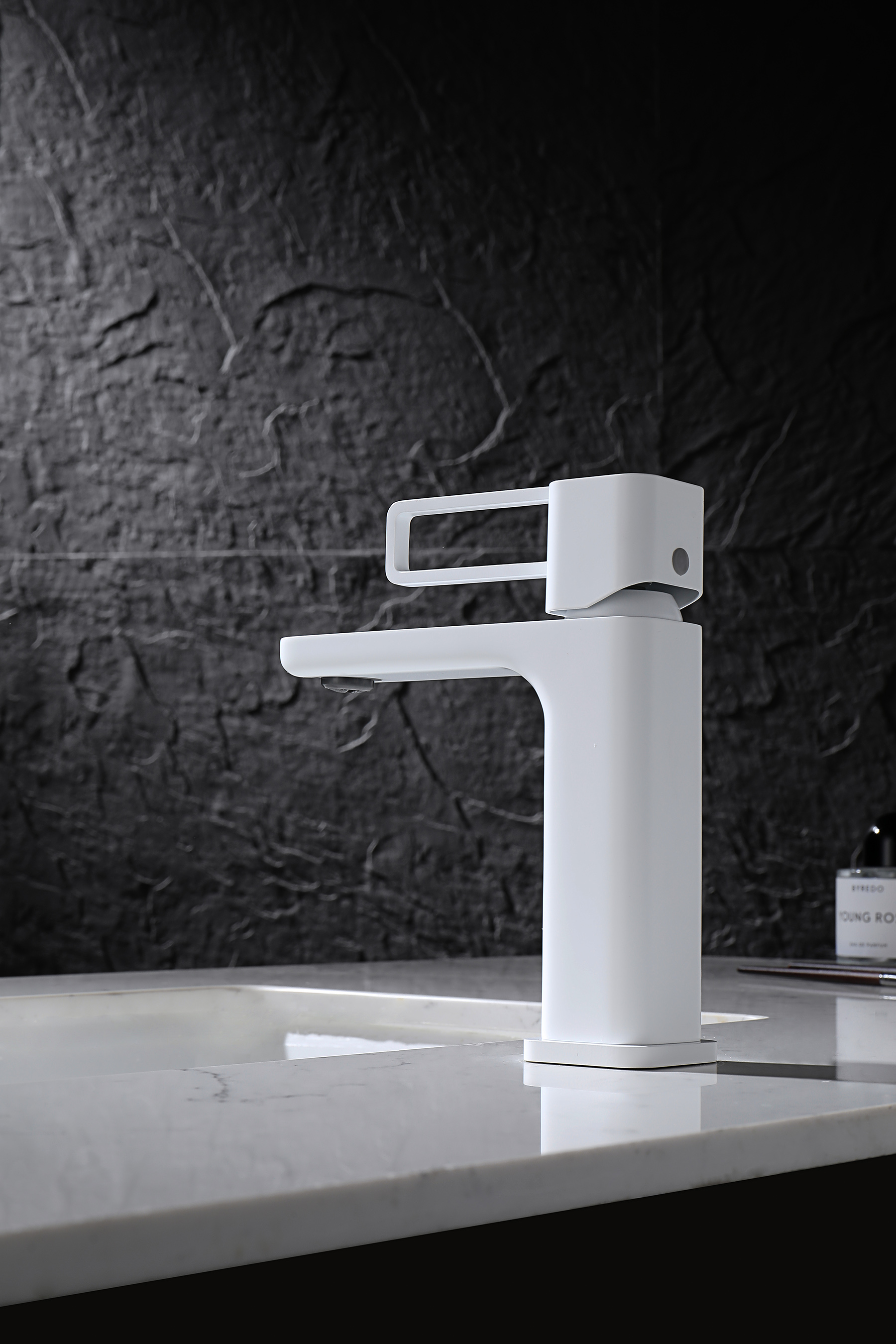 12111-F Смеситель од. для раковины (БЕЛЫЙ) GANZER (10/1шт)