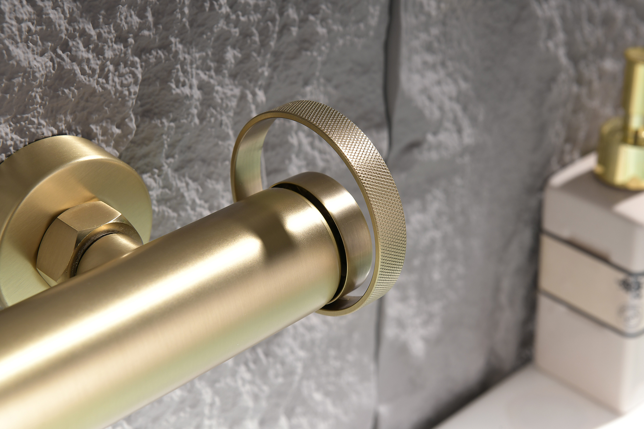 19132-S Смеситель од. для ванны кор. (Мат. Золото)  GANZER  (8/1шт)