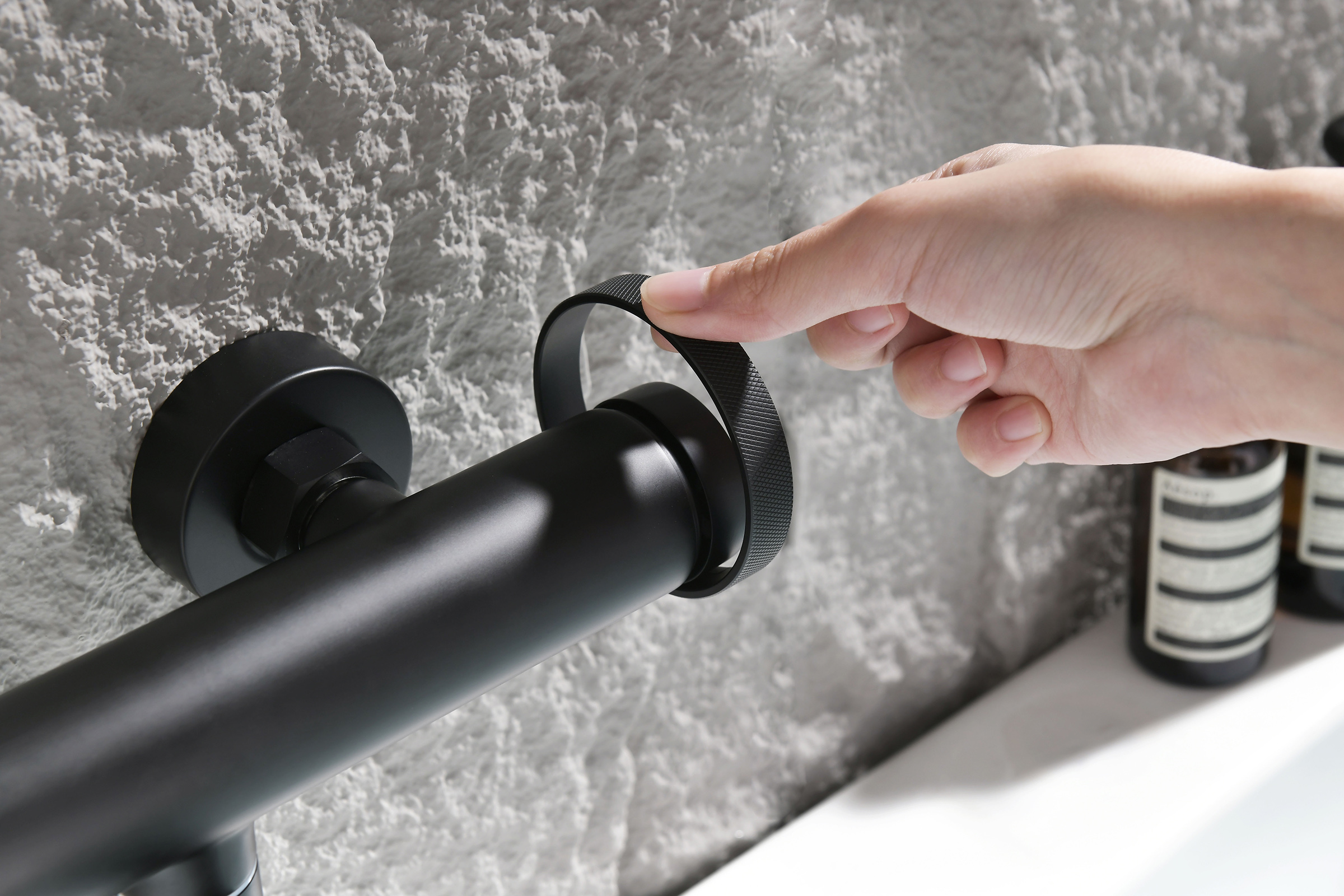 19132-C Смеситель од. для ванны кор. (ЧЕРНЫЙ)  GANZER  (8/1шт)