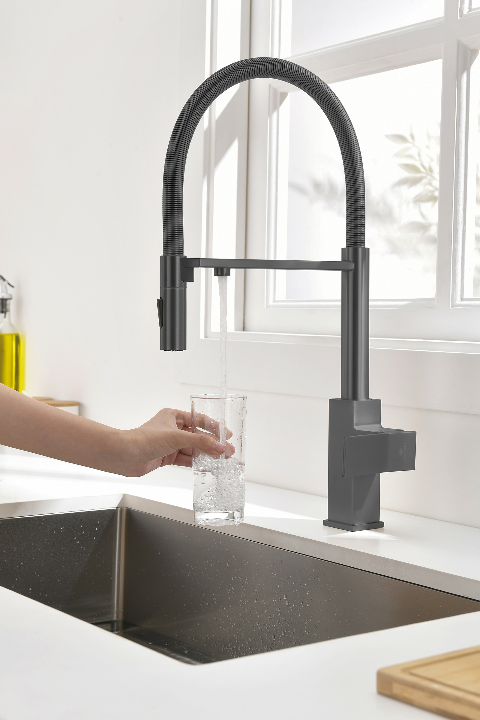 05126-Q Смес. для кухни с гиб МАГ. изл. и под. фильт. (ГРАФИТ) GANZER (10/1шт)