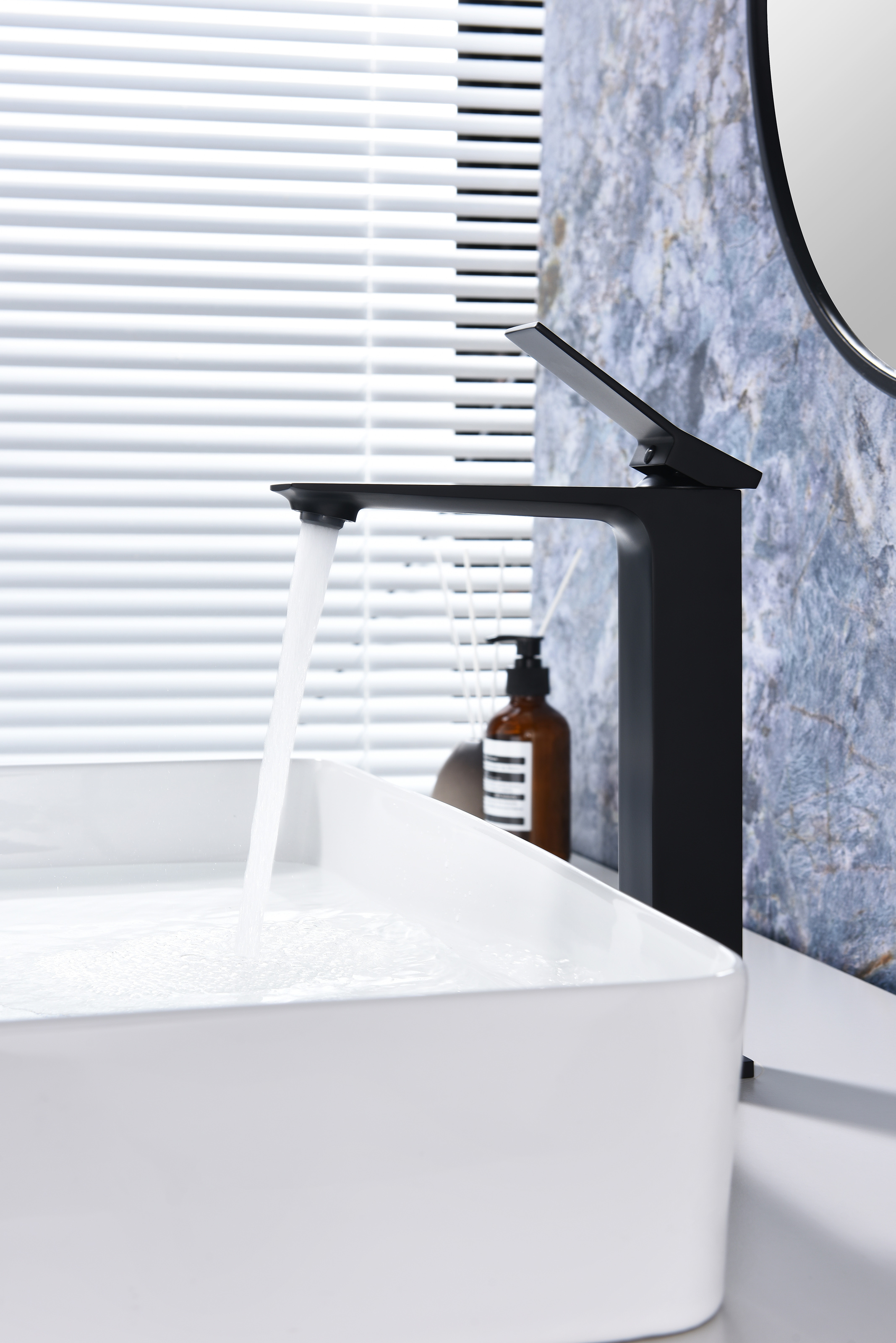 05112-C Смеситель од. для раковины-чаши (ЧЕРНЫЙ) GANZER (10/1шт)