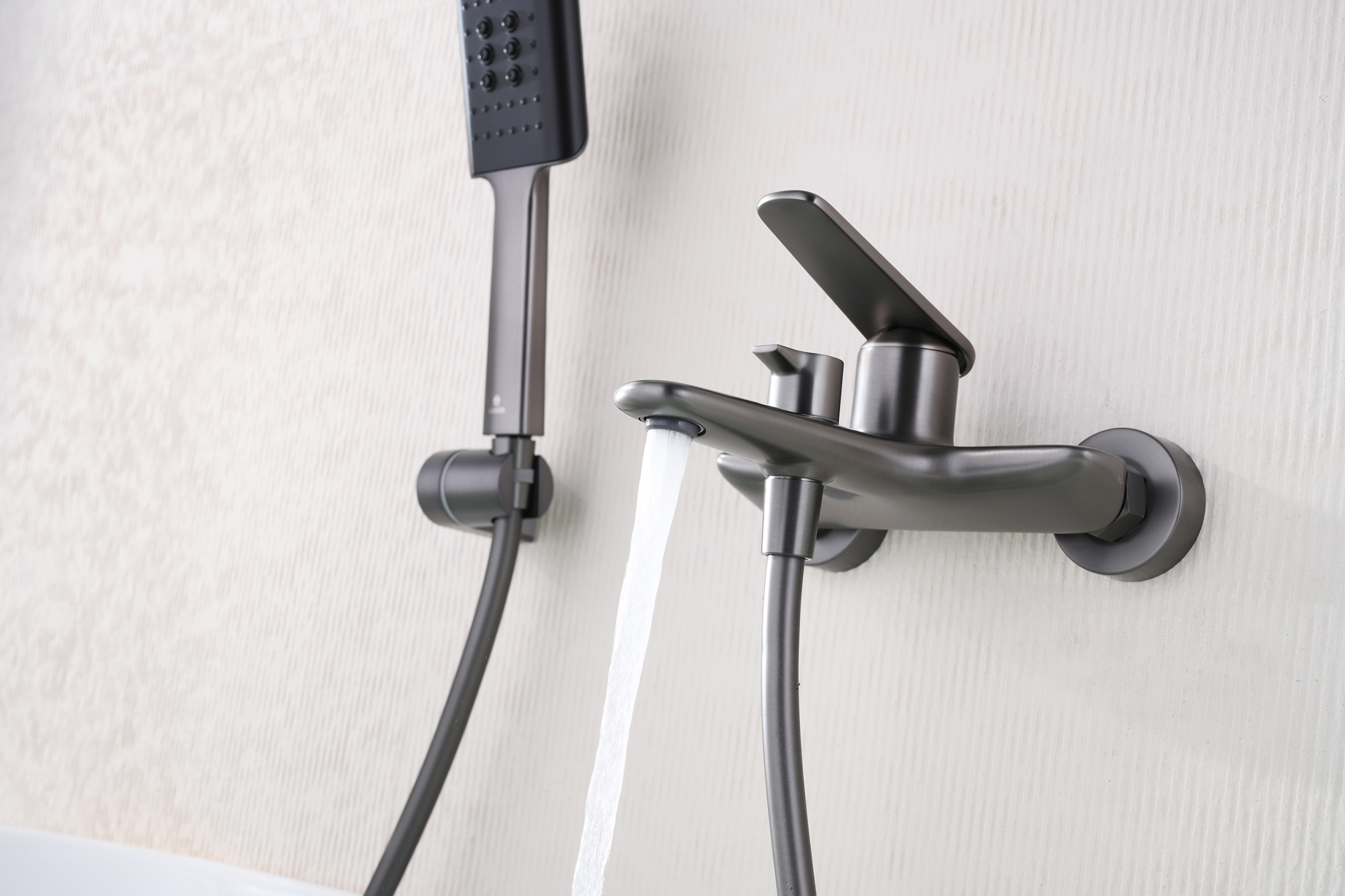 02131-Q Смеситель од. для ванны кор. (ГРАФИТ)  GANZER  (8/1шт)